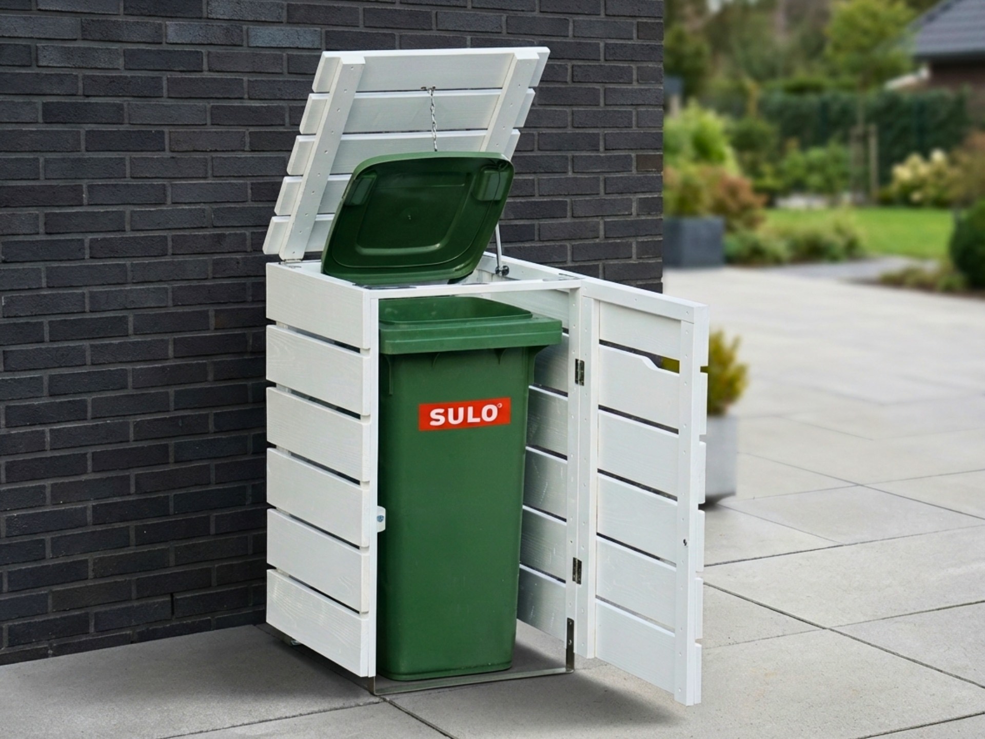 Diese 1er Mülltonnenbox für 120-Liter-Tonnen in Weiß sorgt für eine aufgeräumte und helle Gestaltung von Vorgarten oder Einfahrt. Sie eignet sich nicht nur als dezente Mülltonnenverkleidung, sondern auch als praktischer Aufbewahrungsschrank für Gartenzube