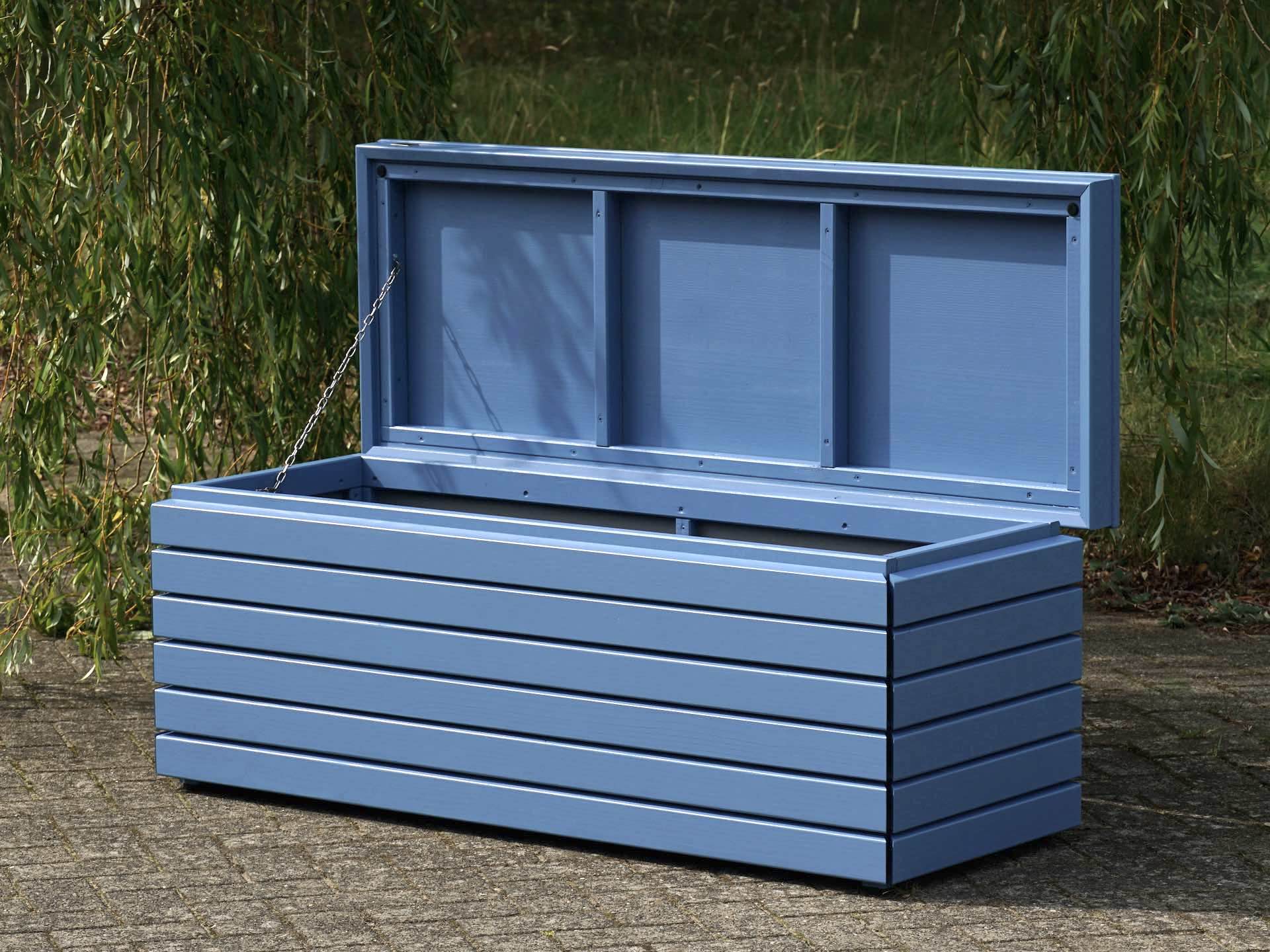 gartenbox in Taubenblau mit offenem Deckel, von vorn rechts