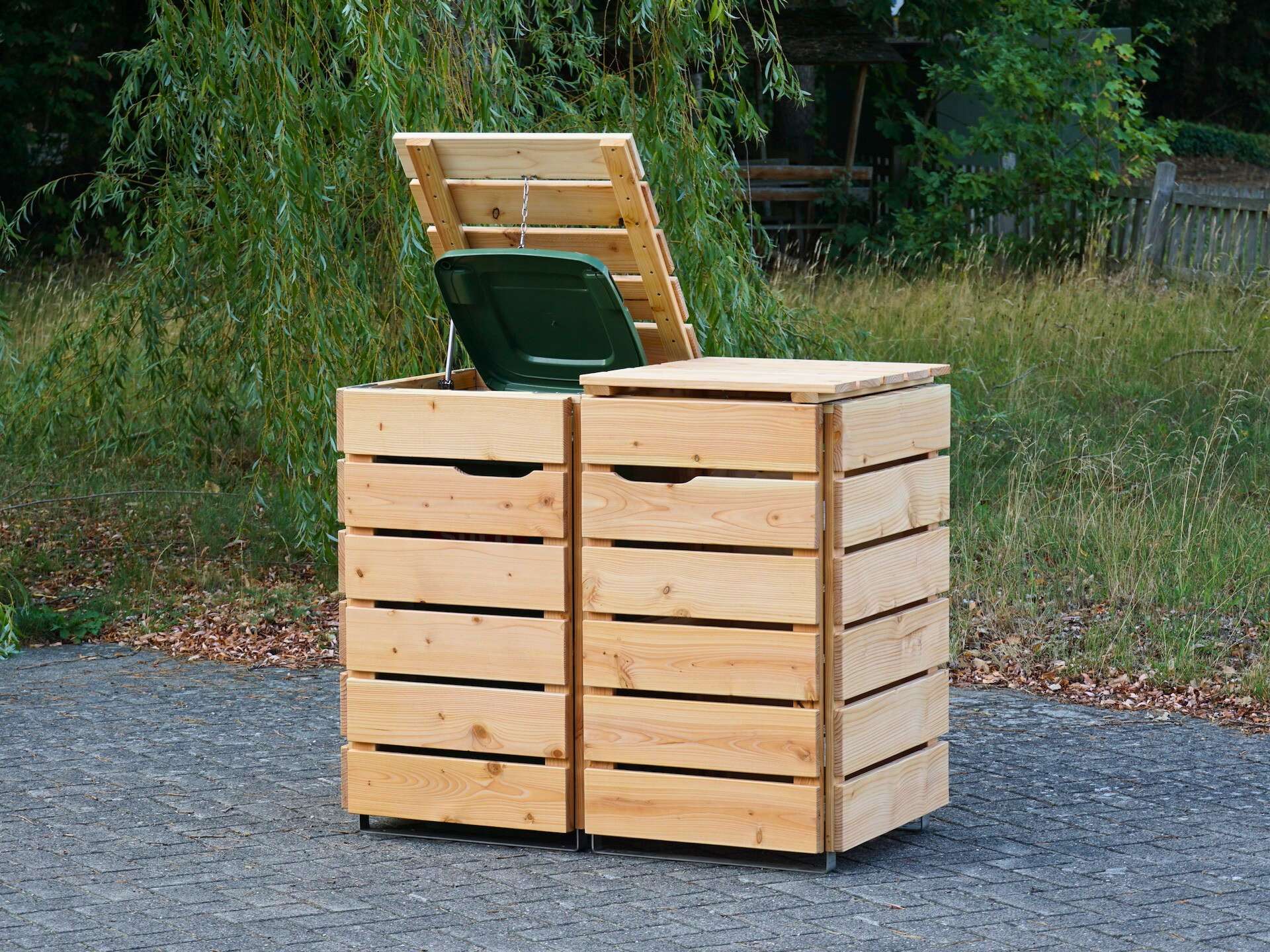 2er Mülltonnenbox in Natur Geölt, von vorn rechts, linker Deckel geöffnet