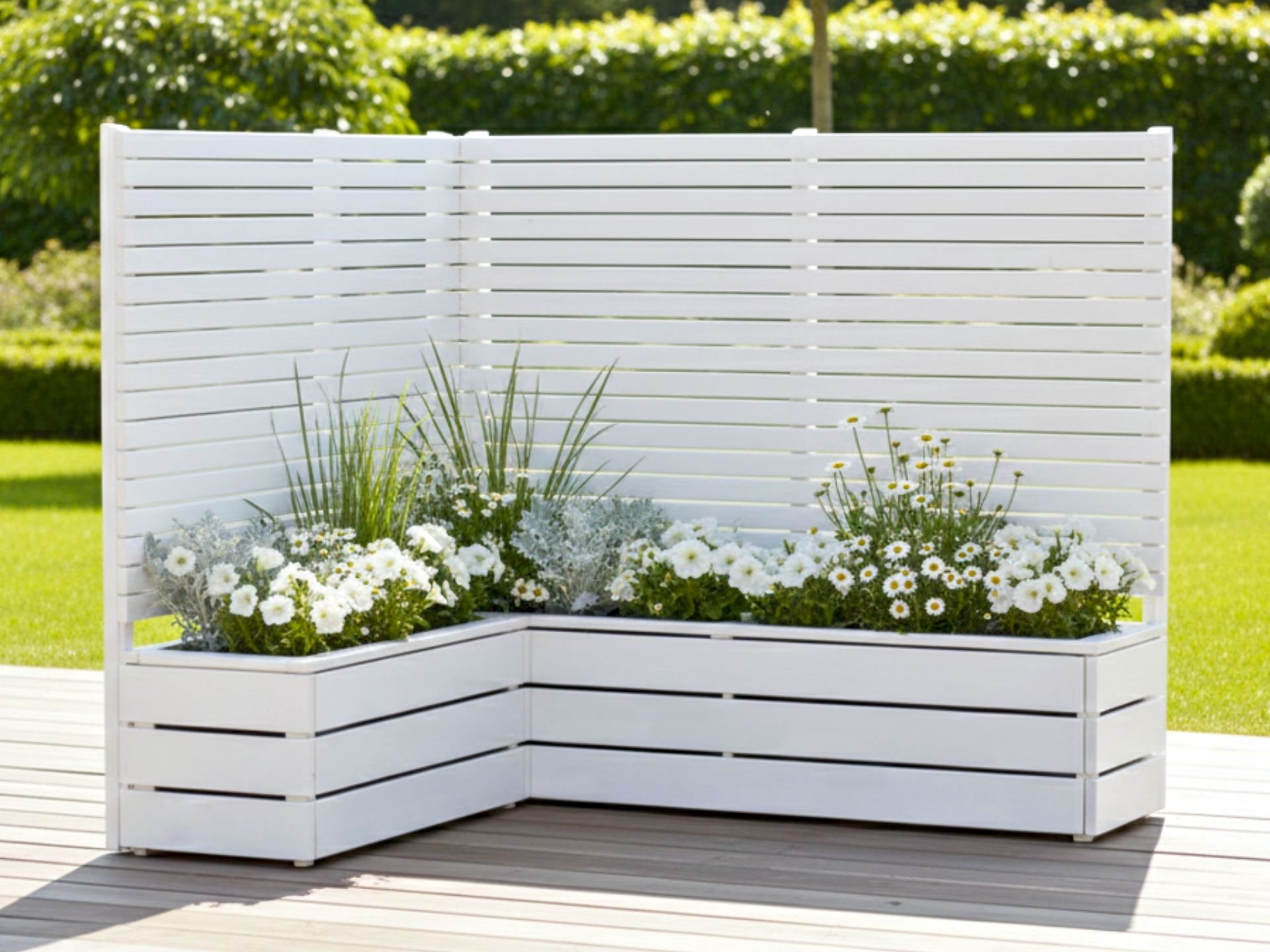 Pflanzkasten-Ecke L mit Sichtschutz in Weiß, ideal für Begrünung und natürlichen Sichtschutz im Garten.