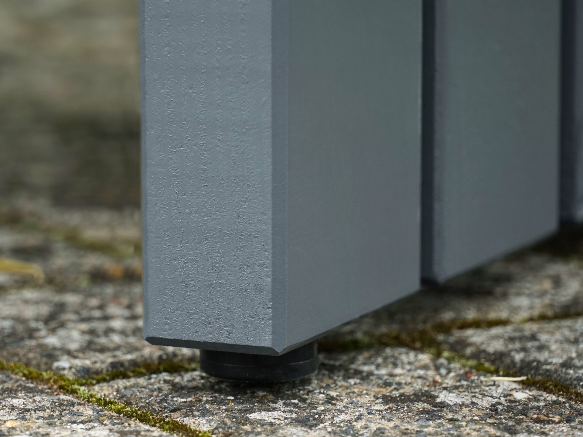 Gartenhocker in Basaltgrau mit Kunststoff-Füßen – schützt vor Bodenfeuchte und erleichtert das Verschieben – Detail
