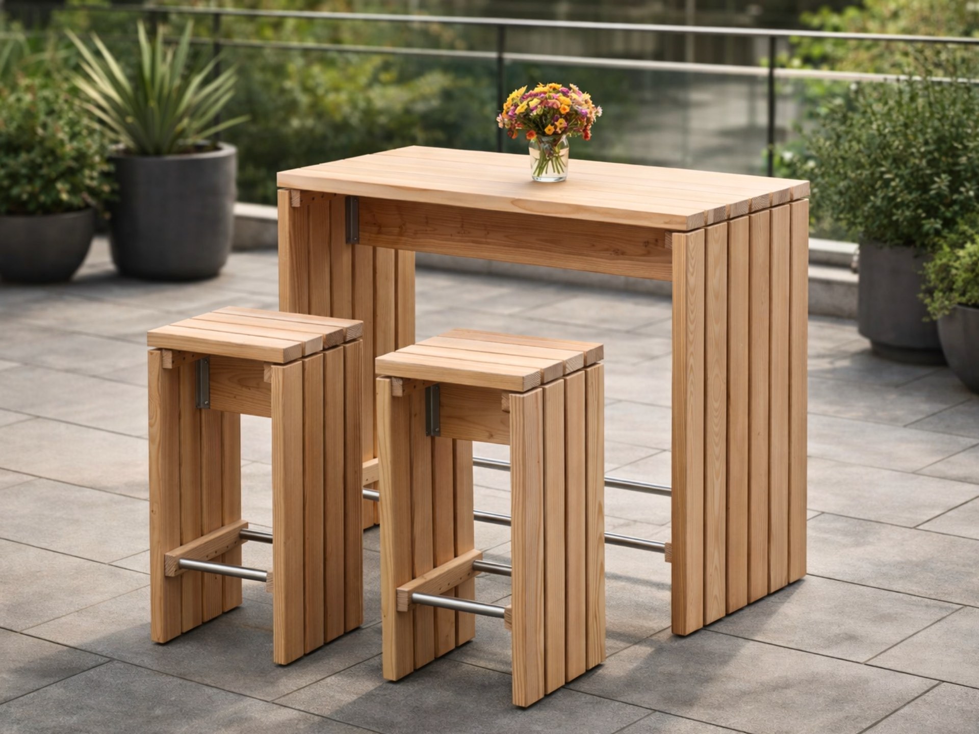 Barmöbel Set aus Holz mit Stehtisch 120 × 60 × 110 cm und zwei Barhockern für Terrasse oder Garten.