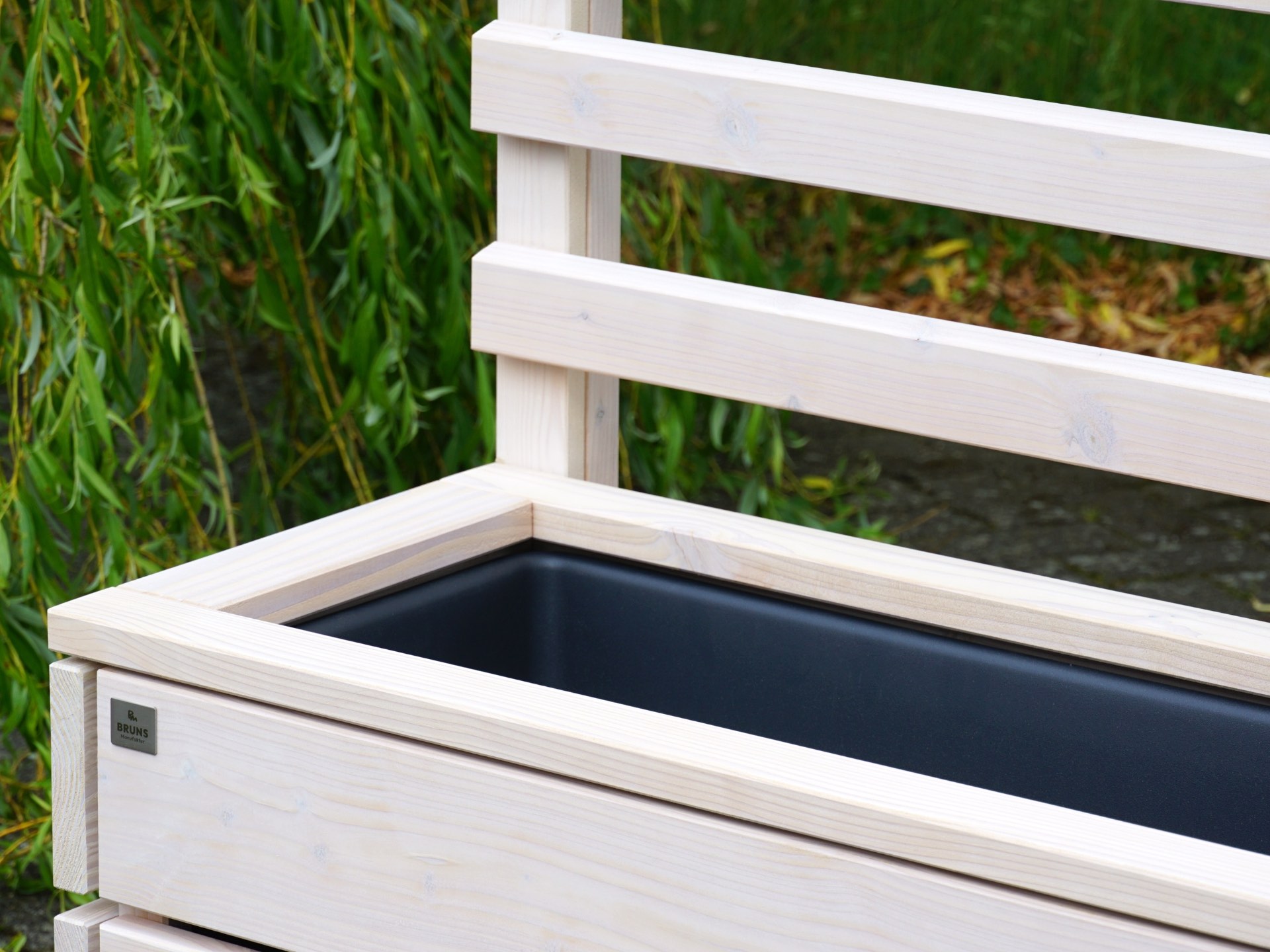 Pflanzkasten M Classic mit Rankgitter in Weiß Geölt – herausnehmbarer Pflanzeinsatz, Rankgitter und Oberfläche – Detail