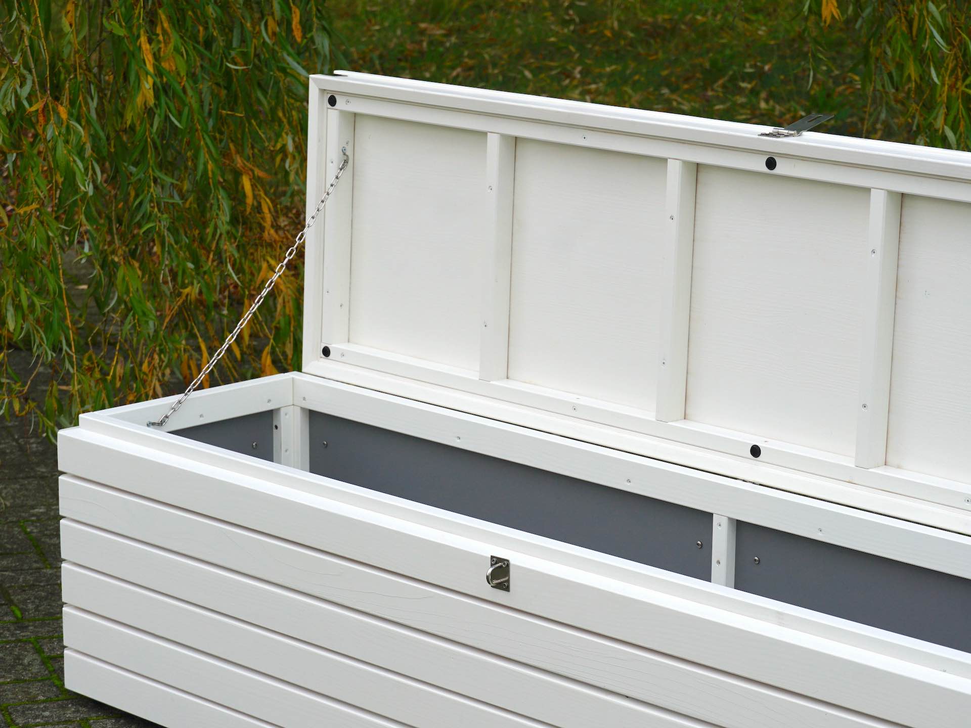 Blick in die Gartenbox – Innenverkleidung in HPL, Deckel von innen sichtbar	