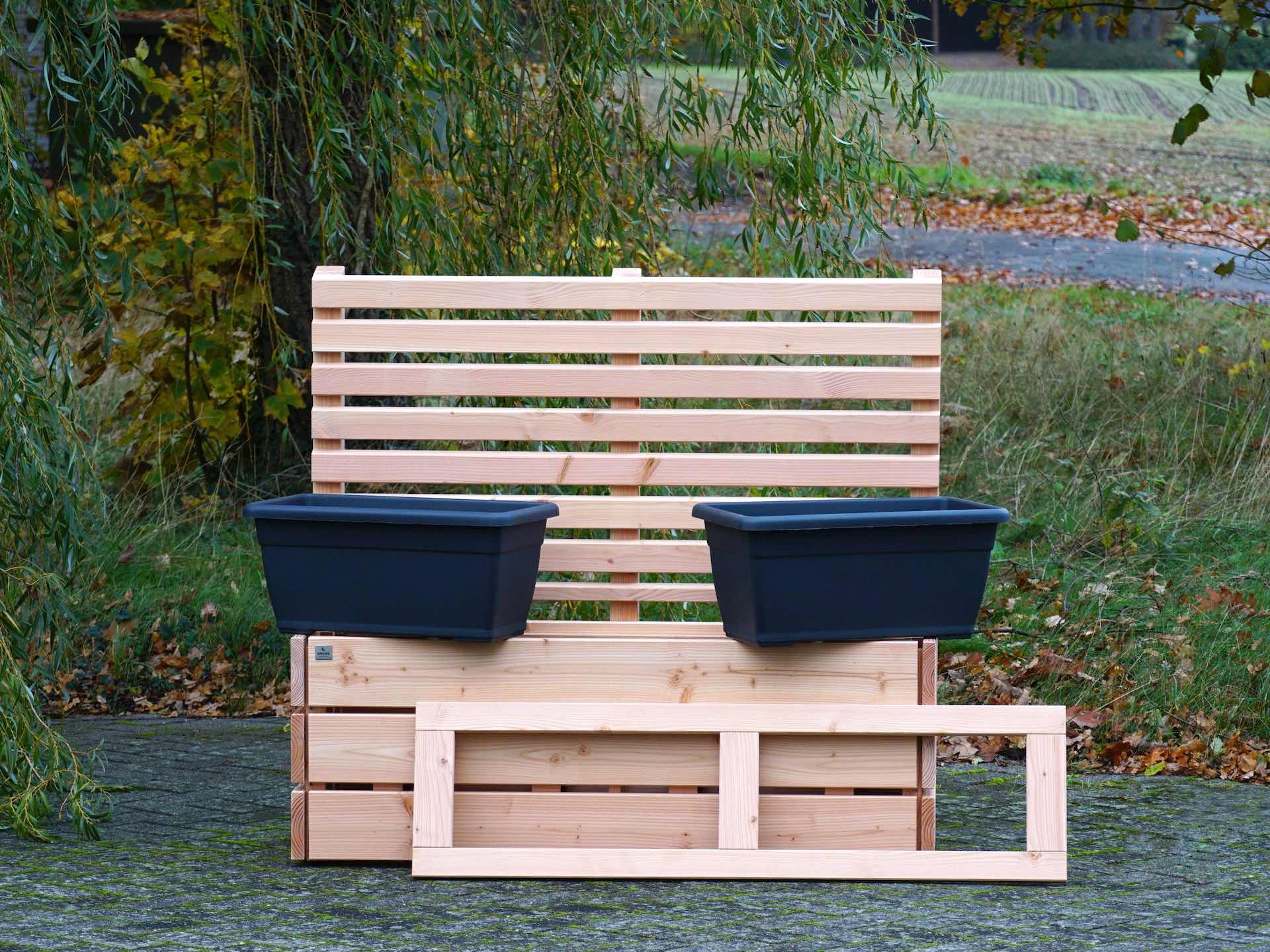 Frontalansicht des Pflanzkastens mit Sichtschutz – mit abgenommenem Rahmen und herausgenommenen Pflanzeinsätzen