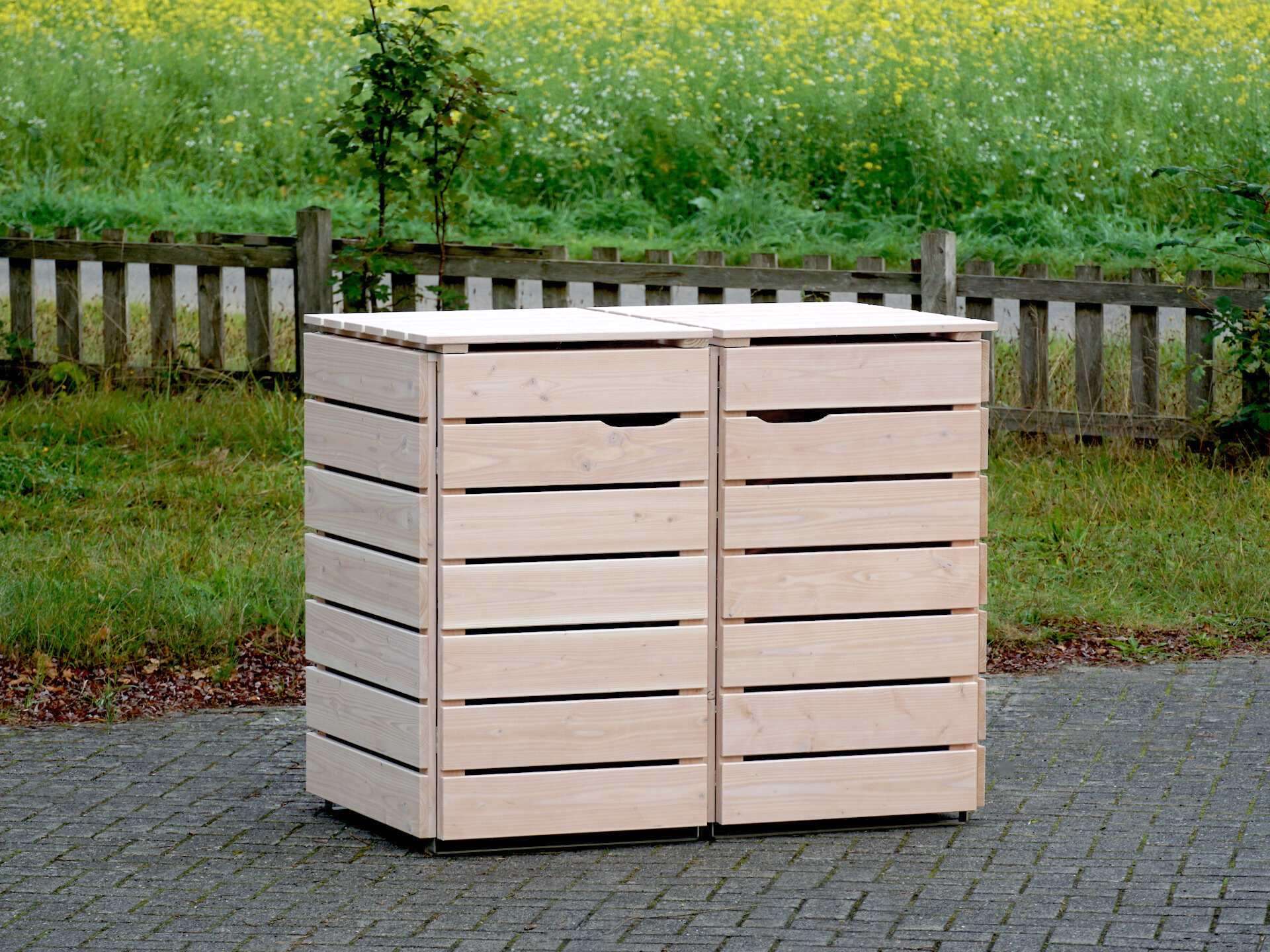 Weiße 2er Mülltonnenbox aus geöltem Naturholz – harmonisch und pflegeleicht 2er Mülltonnenbox in Weiß Geölt, von vorn links, geschlossen