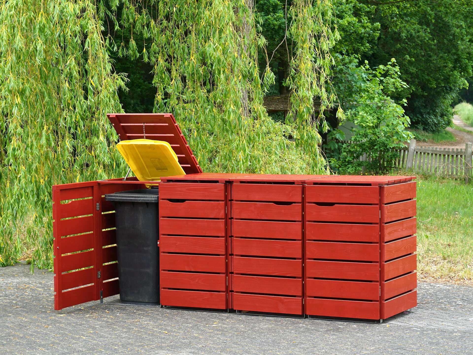 4er Mülltonnenbox in Nordisch Rot, von vorn rechts, linker Deckel und Tür geöffnet
