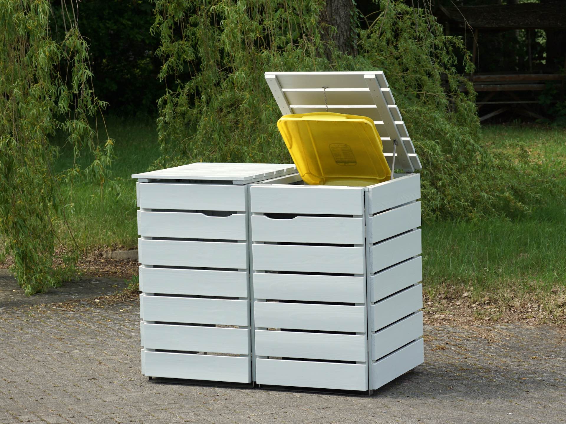 2er Mülltonnenbox in Hellgrau, von vorn rechts, rechter Deckel geöffnet