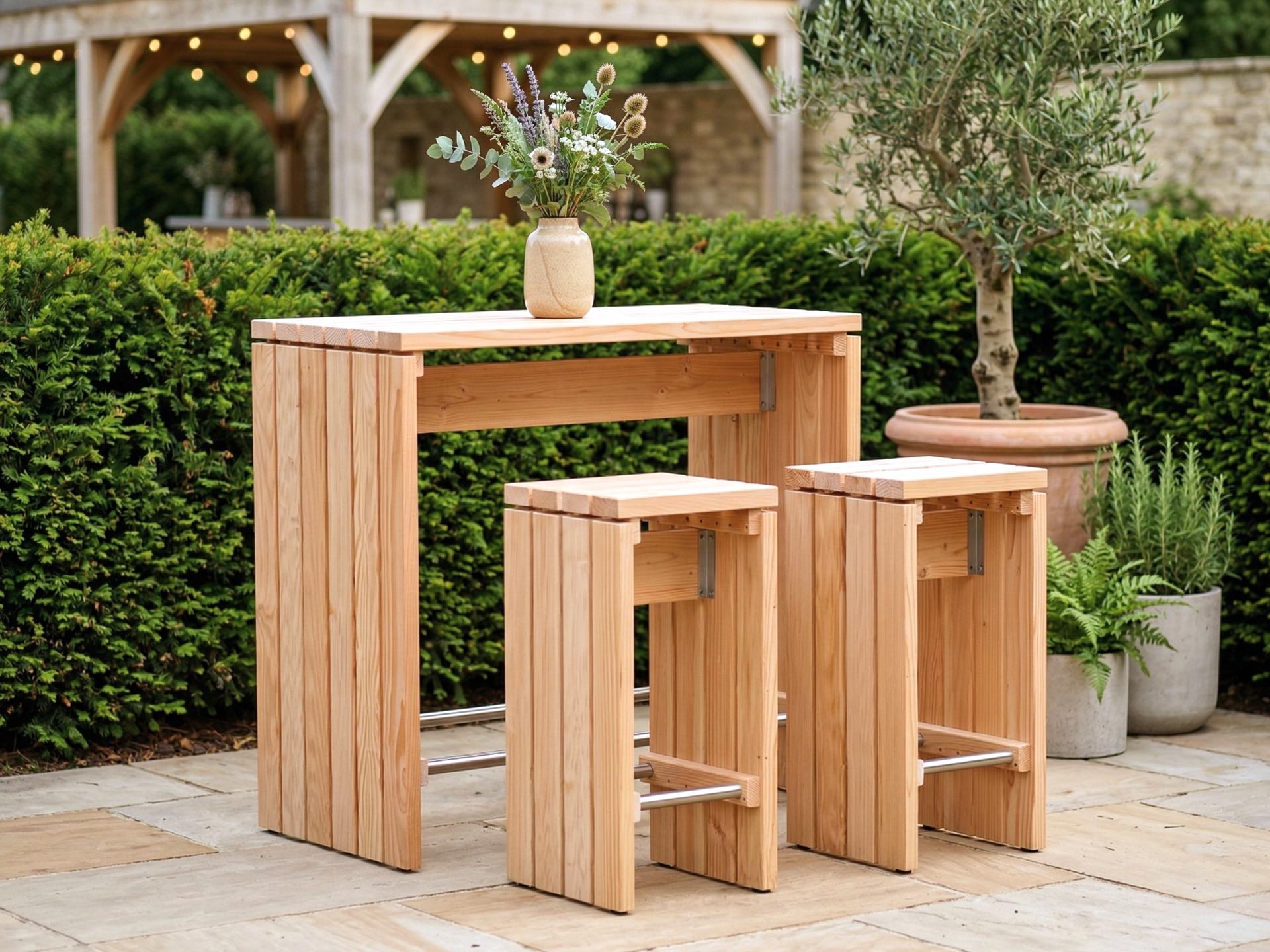 Barmöbel Set aus Holz mit Stehtisch und zwei Barhockern in moderner Bar als Treffpunkt genutzt.