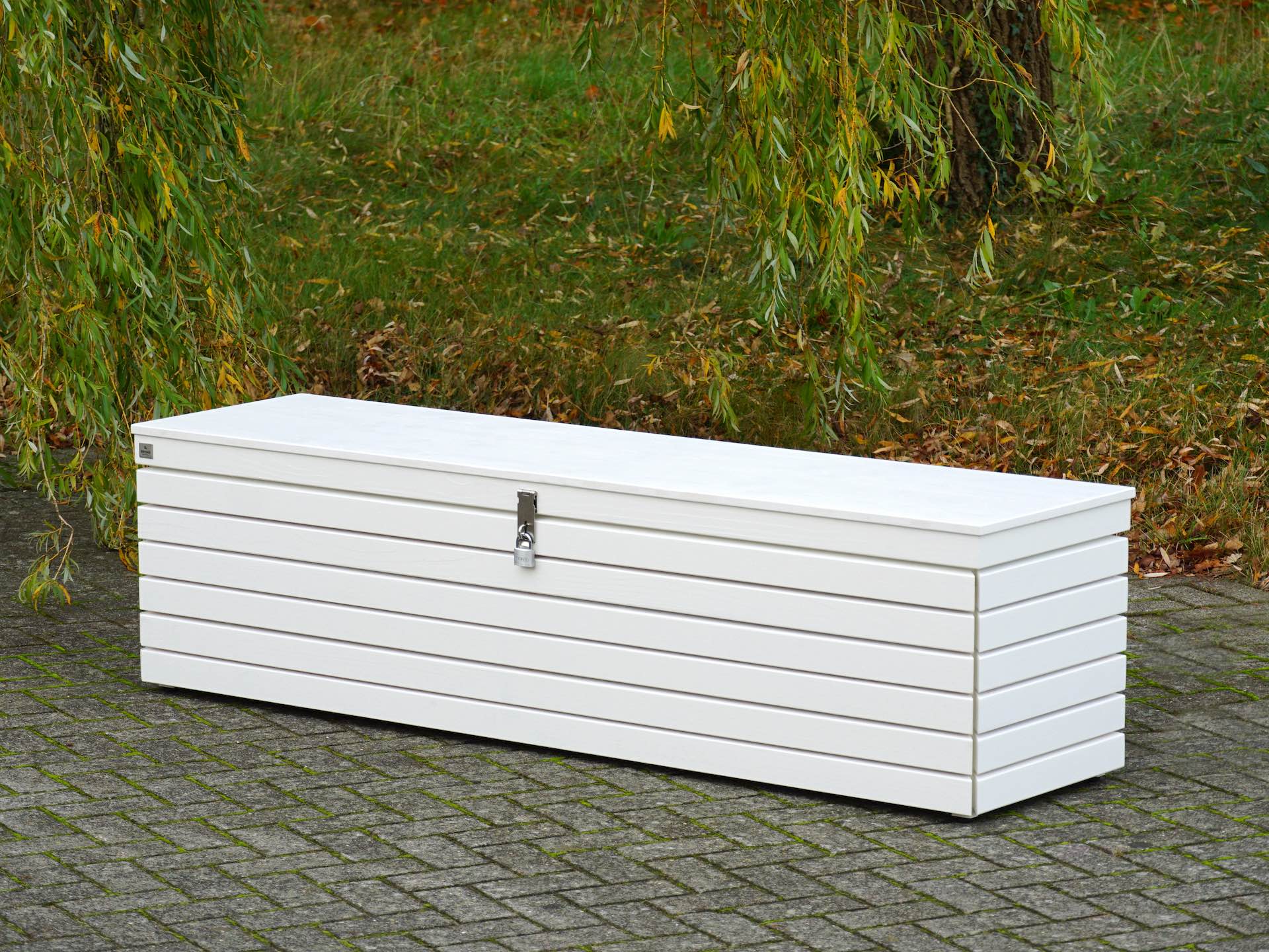 Breite Gartenbox Weiß – von vorn rechts mit klarer Linienführung	