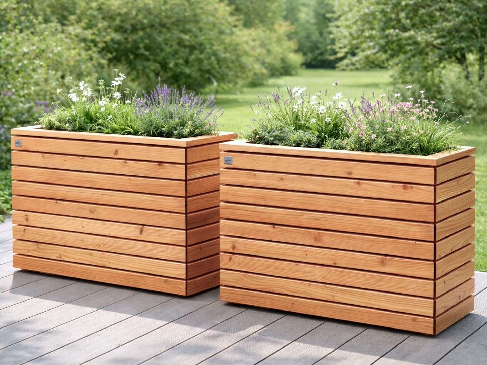 Zwei Pflanzkästen Rhombus M in Natur geölt als stilvolle Terrassenumrandung aus Holz mit integrierten Pflanzeinsätzen.