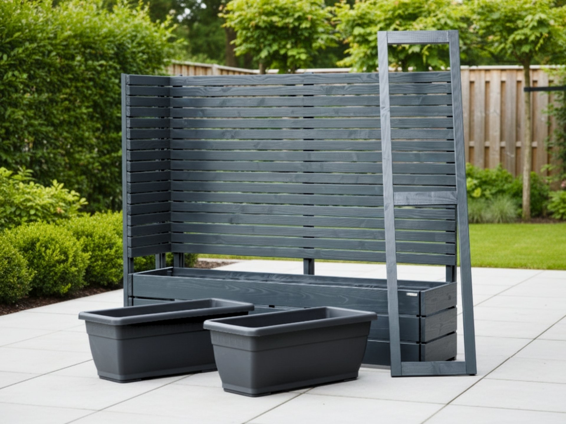 Gesamtansicht des Pflanzkastens Classic 2L mit Eck-Sichtschutz – Pflanzeinsätze und abnehmbarer Rahmen stehen zur Veranschaulichung davor