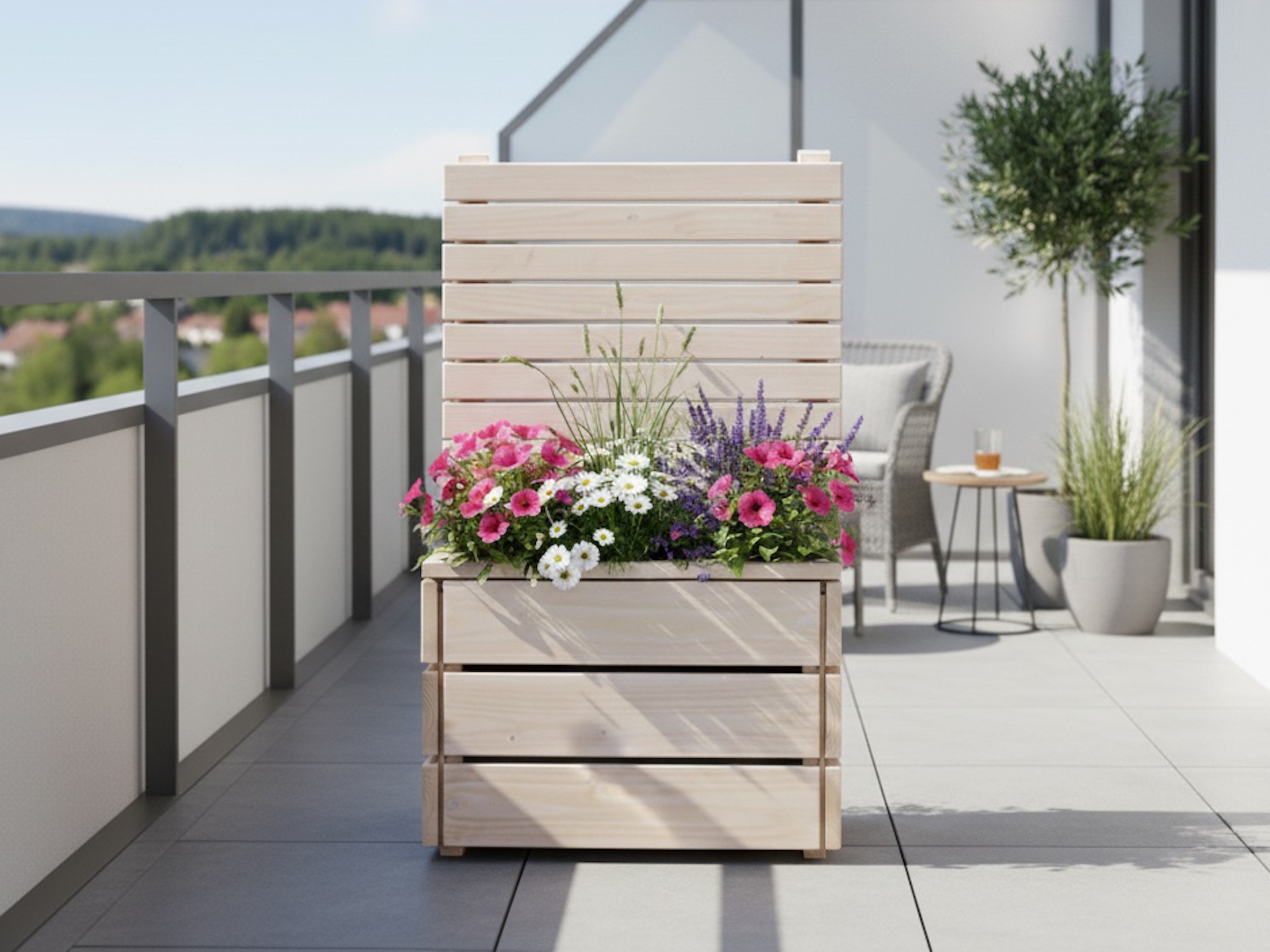 Pflanzkasten Classic S mit Sichtschutz A10 in Weiß Geölt – bepflanzt mit Sommerblumen, auf einem Balkon platziert, schafft Privatsphäre und Atmosphäre