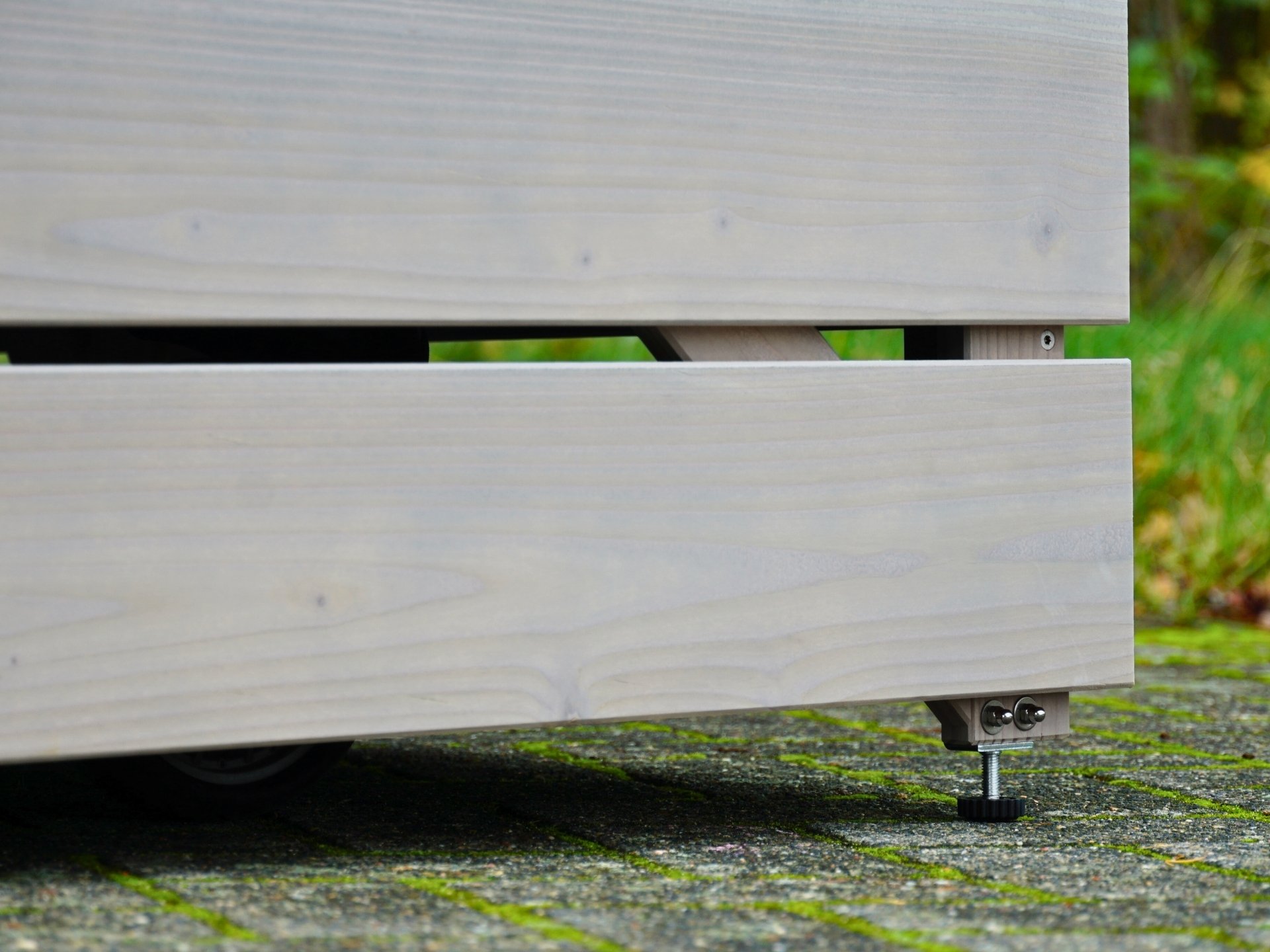 Detailaufnahme des Nivellierfußes der Kinderwagenbox Classic – stufenlos verstellbar zum Ausgleich von Bodenunebenheiten