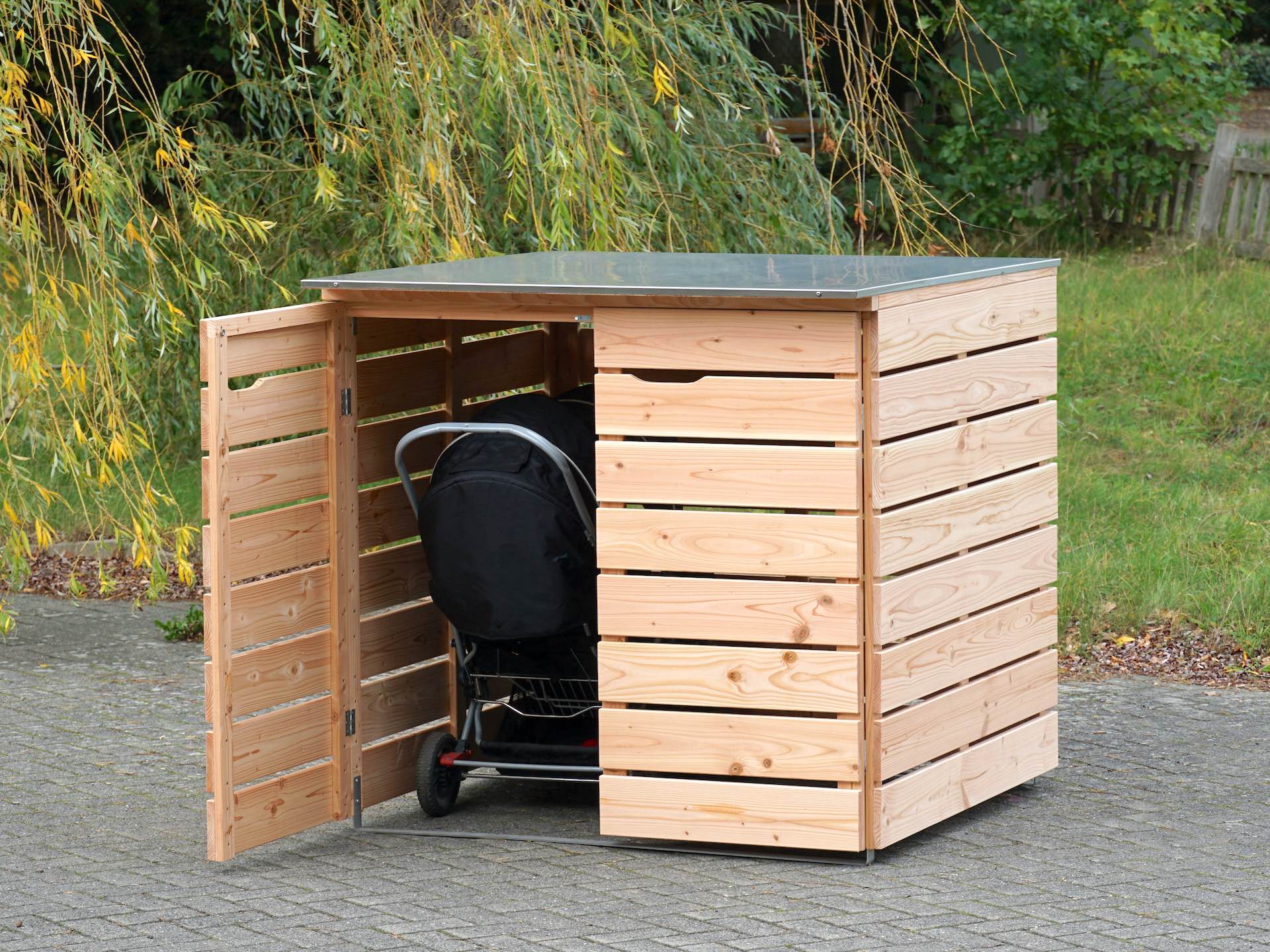 2er Kinderwagenbox natur, von vorn rechts, linke Tür geöffnet mit sichtbarem Kinderwagen