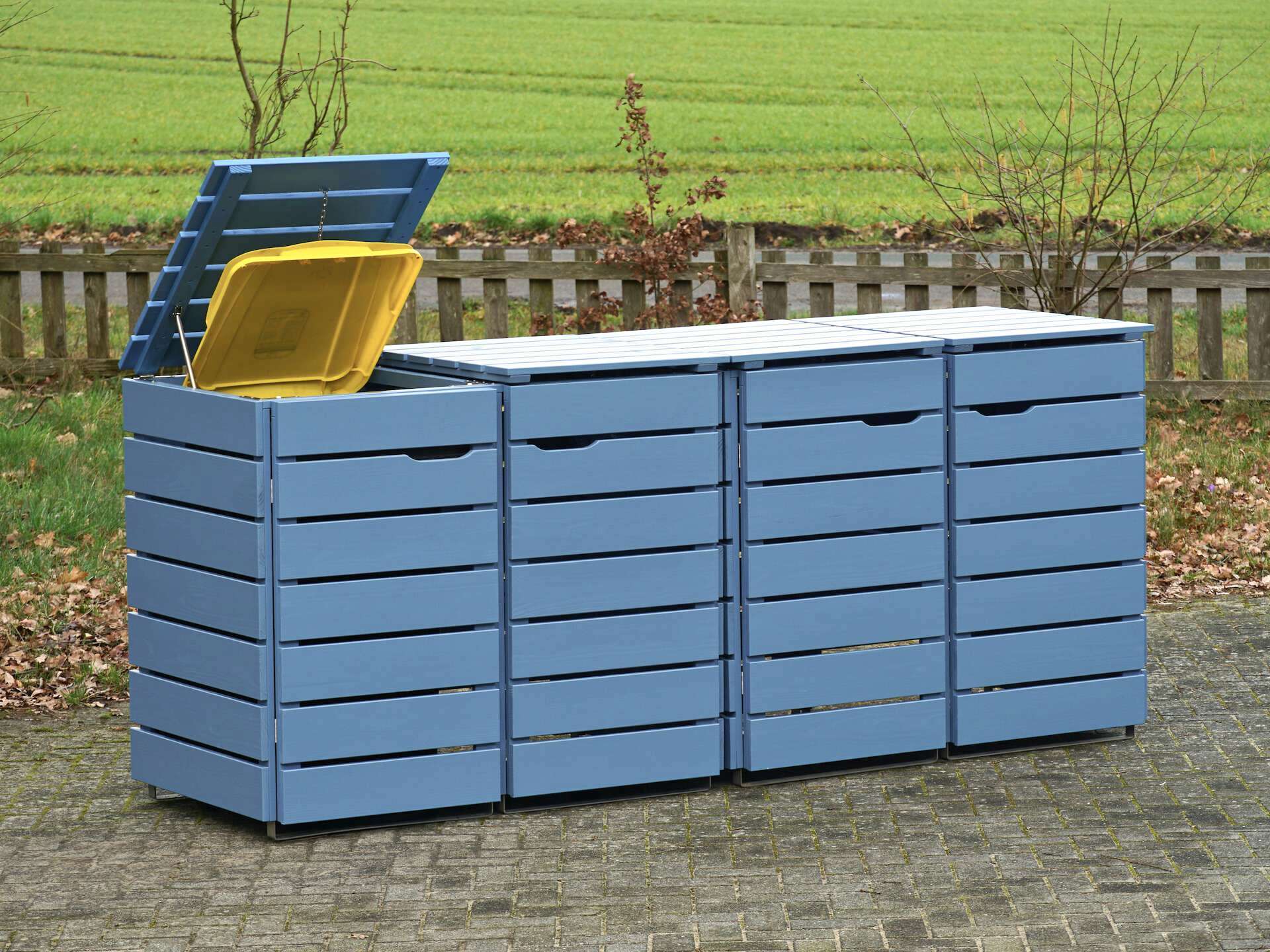 4er Mülltonnenbox in Taubenblau, von vorn links, linker Deckel geöffnet