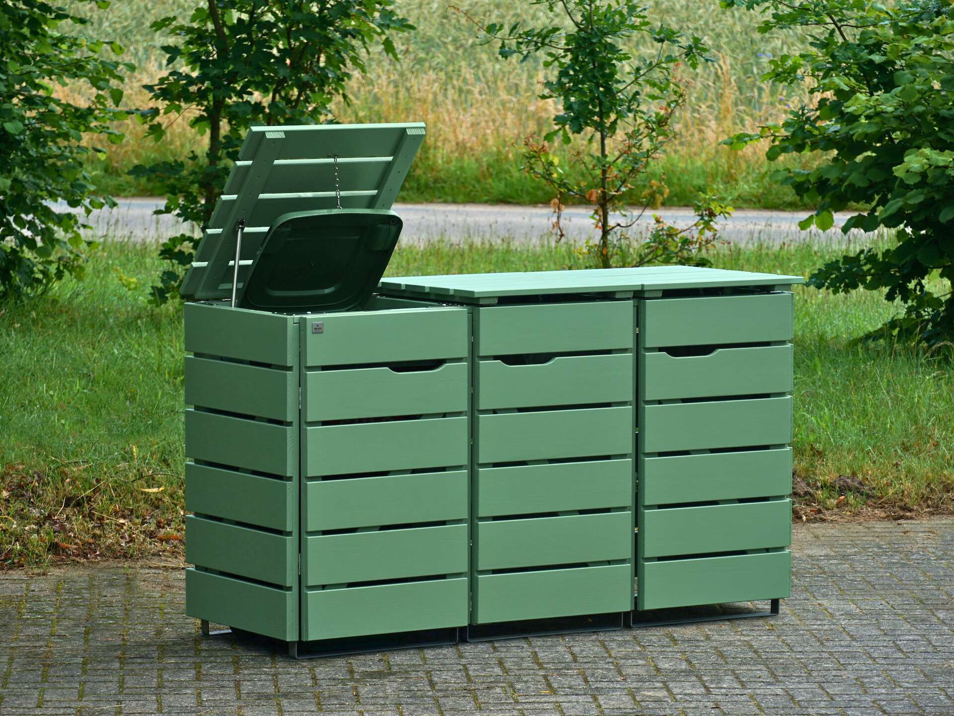 3er Mülltonnenbox in Blassgrün, von vorn rechts, linker Deckel geöffnet