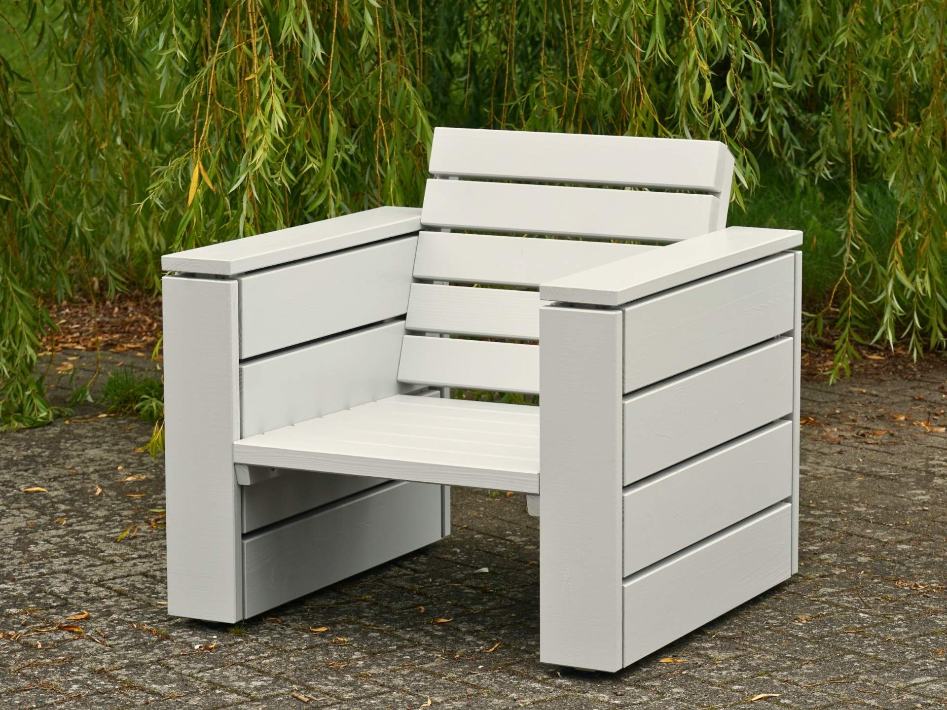 Lounge Sessel in Lichtgrau mit Loungepolstern in Anthrazit – Gesamtansicht