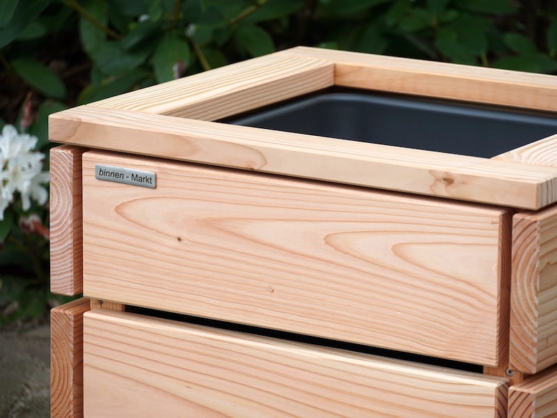 Massive Holzverarbeitung mit feinem Konstruktionsdetail Pflanzkasten Classic Natur – Detailansicht des Rahmens mit Schattenfugen und verdeckter Verschraubung