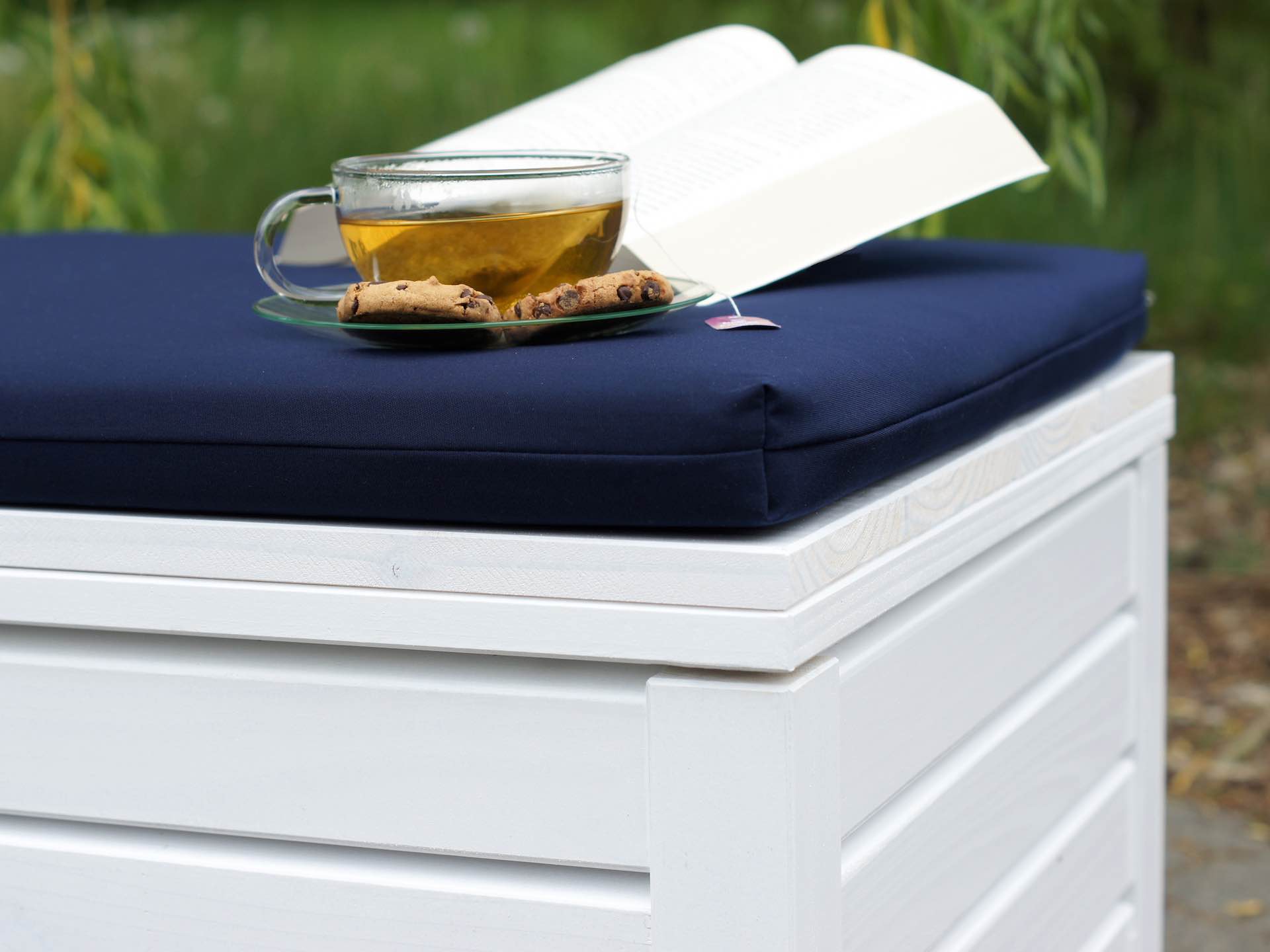Gartenbox in Weiß mit Massivholzdeckel und dunkelblauem Polster – Detail oben rechts	