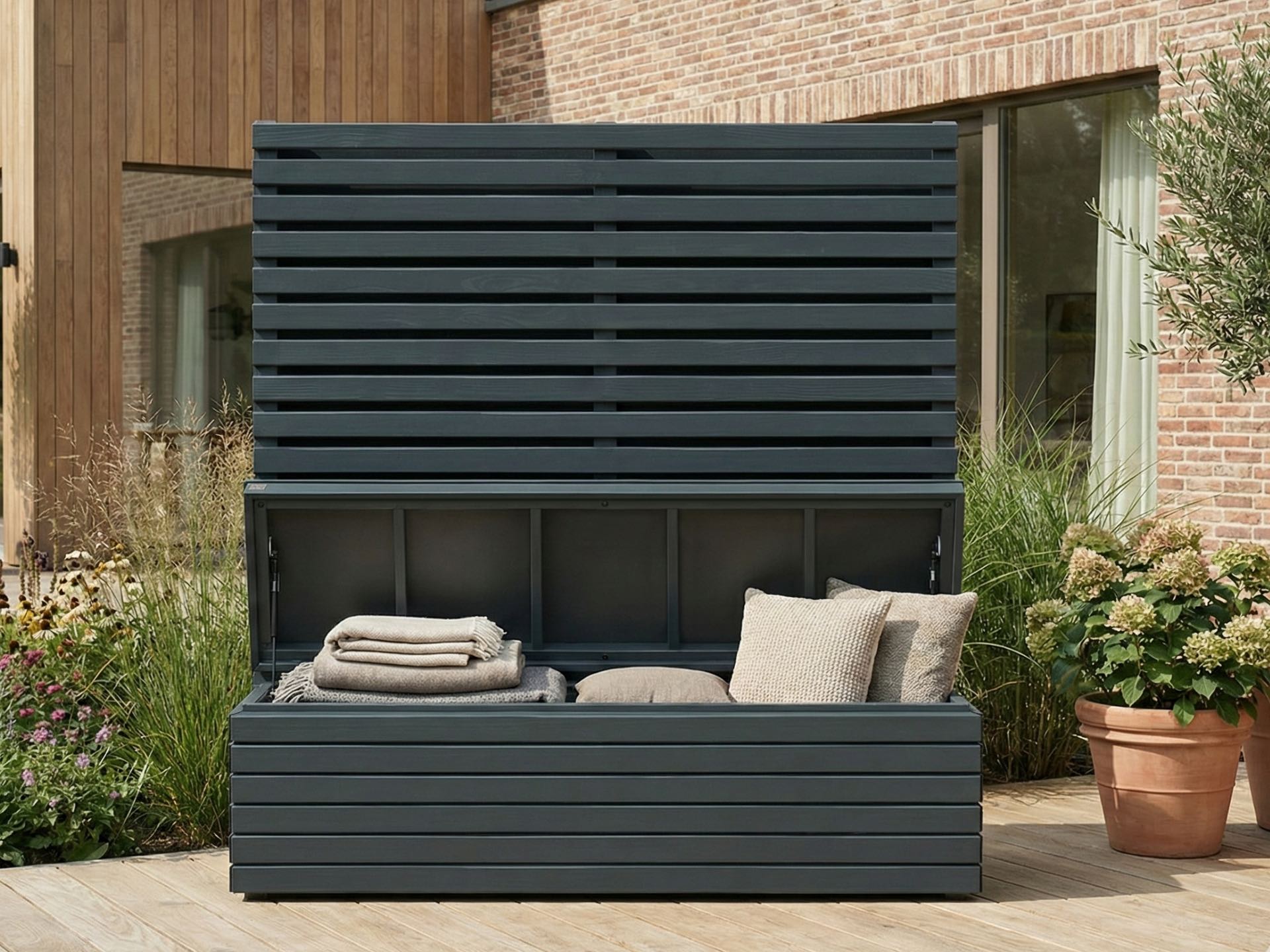 Wetterfeste Gartenbox Rhombus 180 in Anthrazit mit Sichtschutz A30B und Sitzpolster in Sand, nutzbar als Sitztruhe.