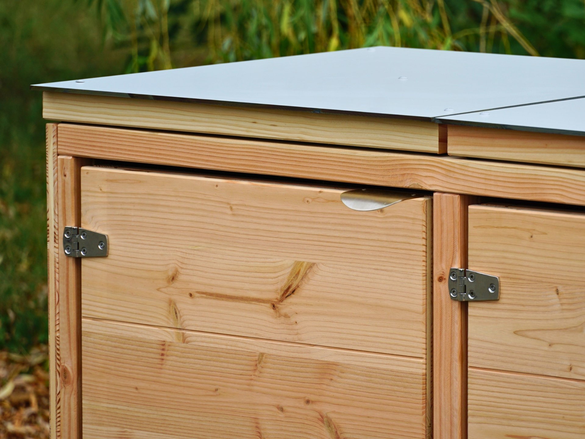 2er Mülltonnenbox Cubus 120 L in Natur – wetterfeste HPL-Outdoorplatte in Hellgrau als Deckelverkleidung – Detail