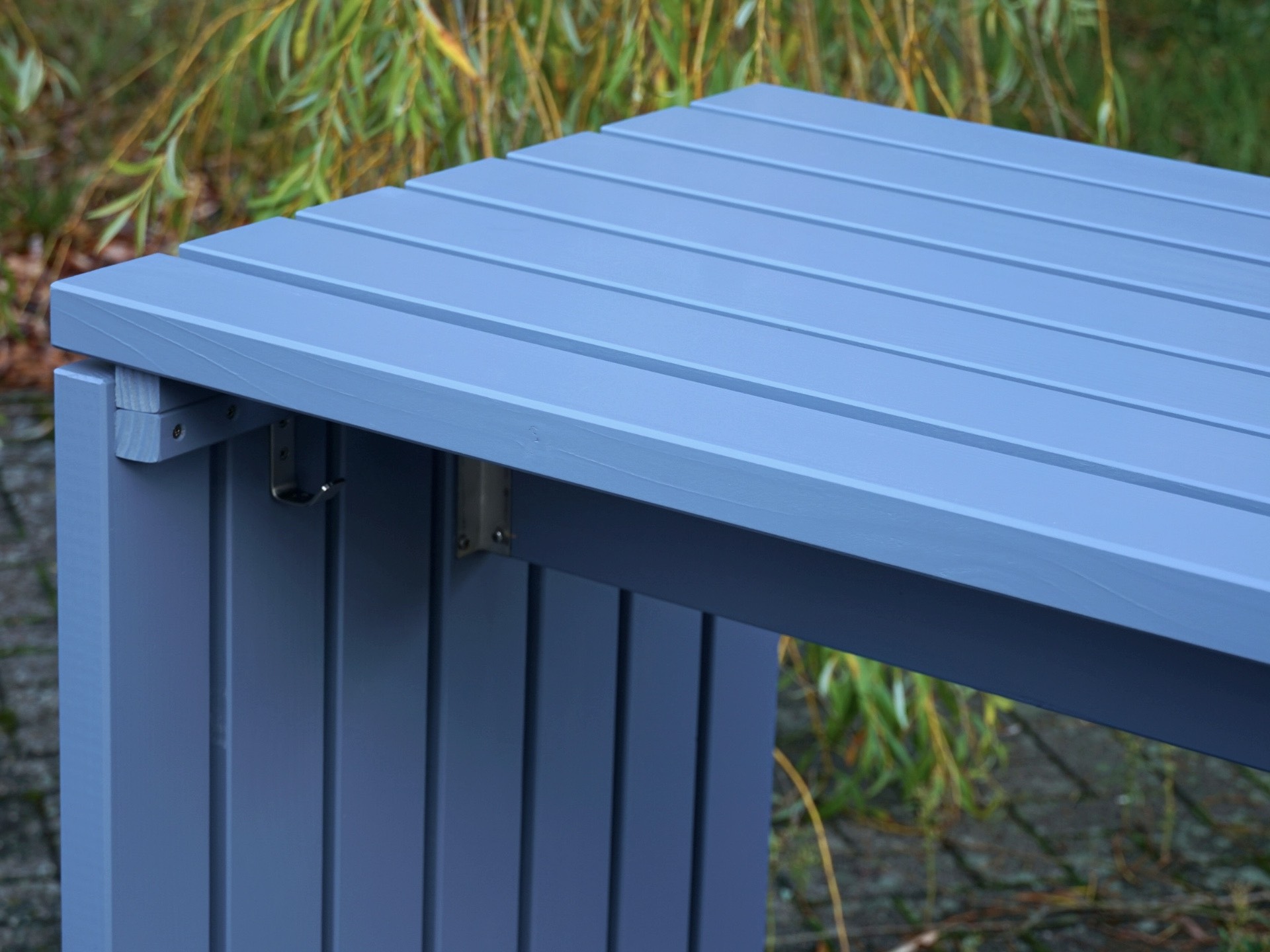 Stehtisch in Taubenblau aus Douglasie – Massivholz-Bohlen 40x90 mm – Detail