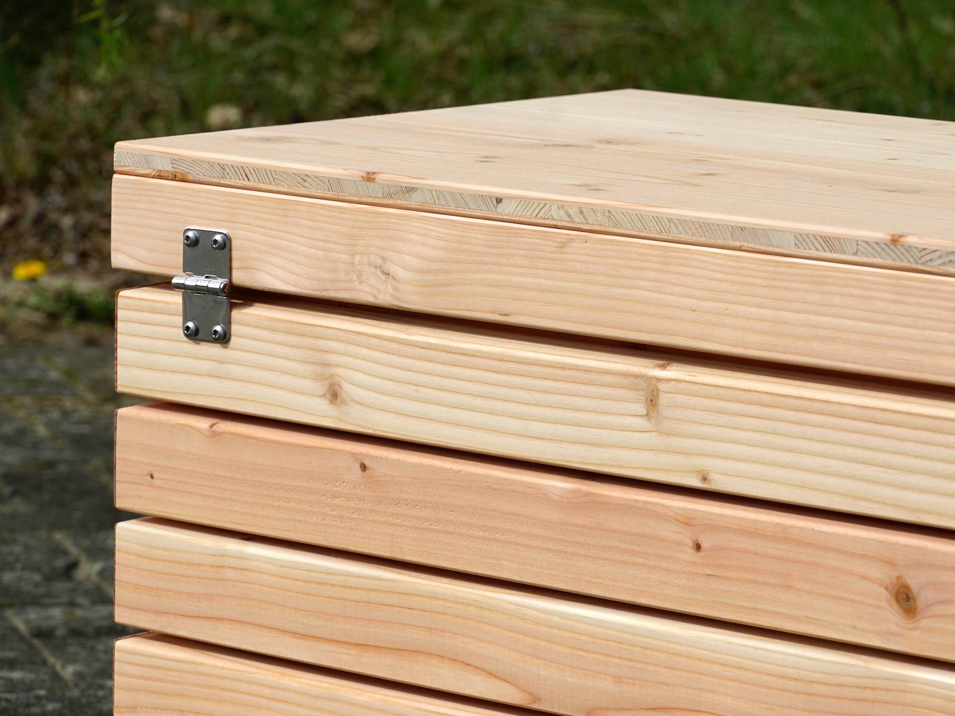 Rückseite der Gartenbox Rhombus – sichtbares Metallscharnier für langlebige Funktion	