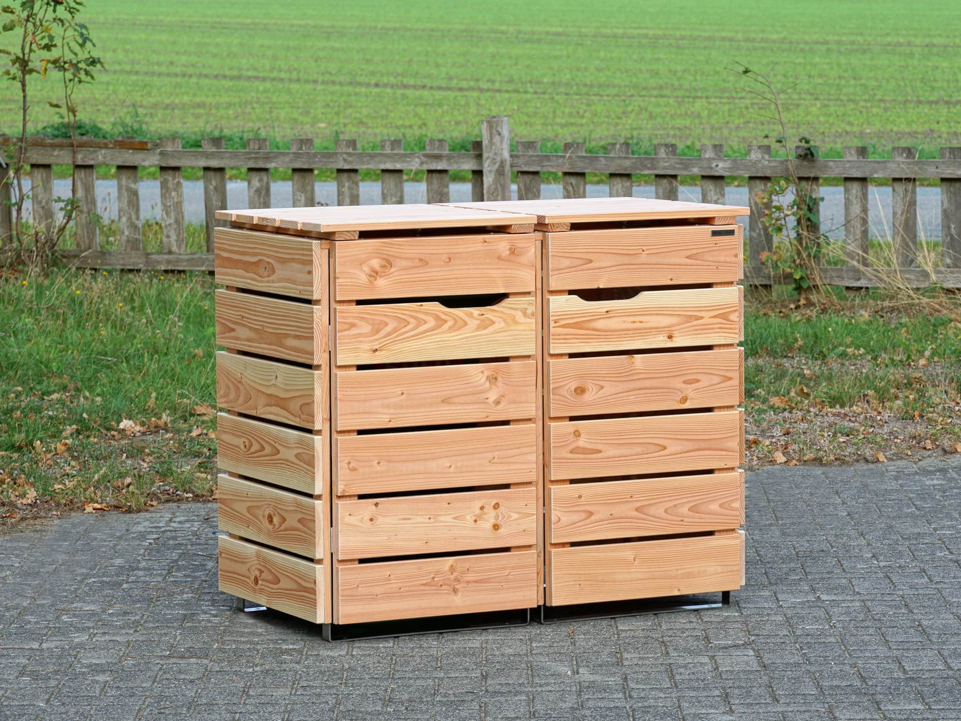 2er Mülltonnenbox in Natur, von vorn links, geschlossen