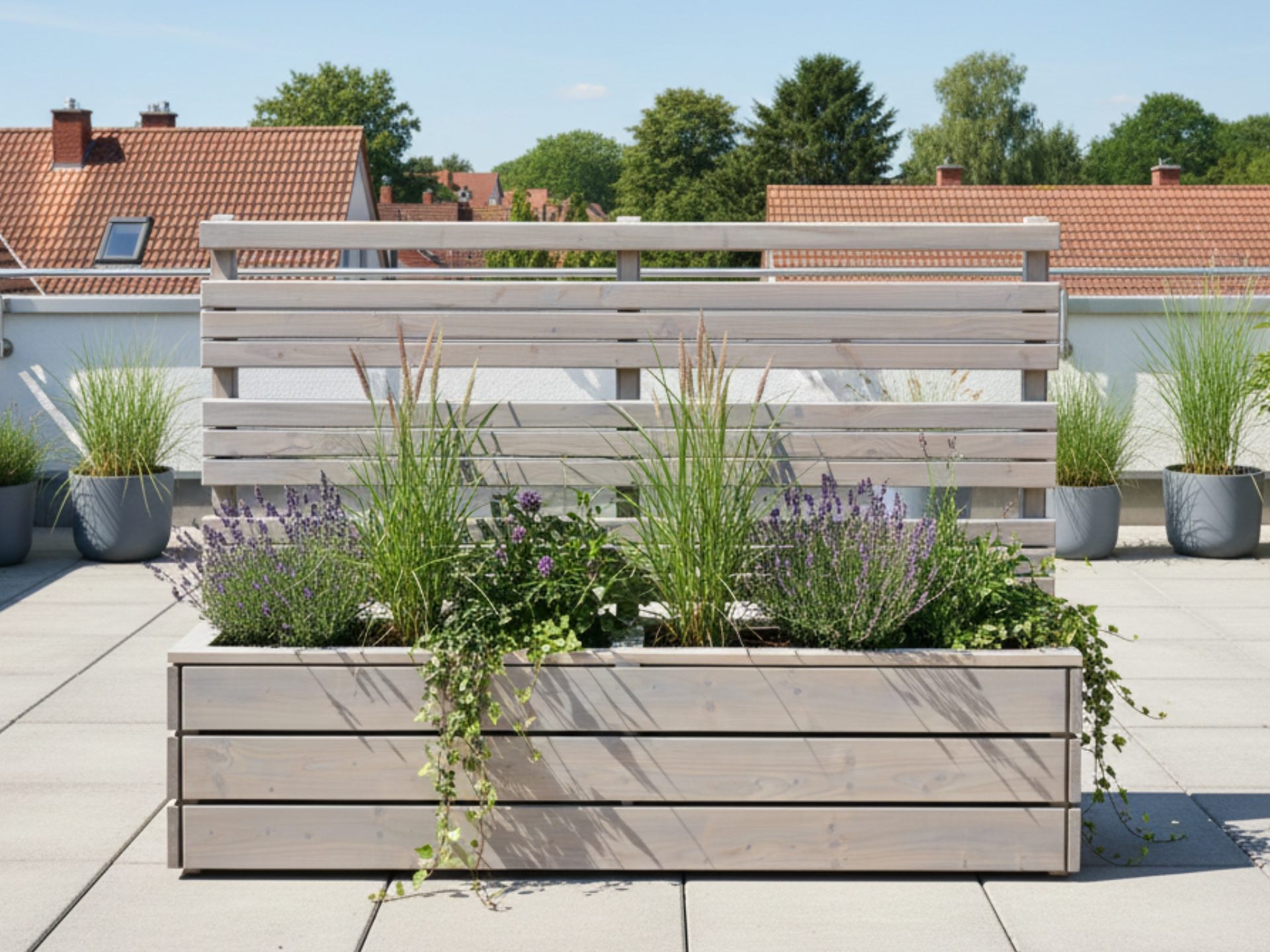 Pflanzkasten Classic 2L in Grau geölt mit strukturiertem Rhombus-Sichtschutz als moderne Abgrenzung für Balkon und Terrasse.