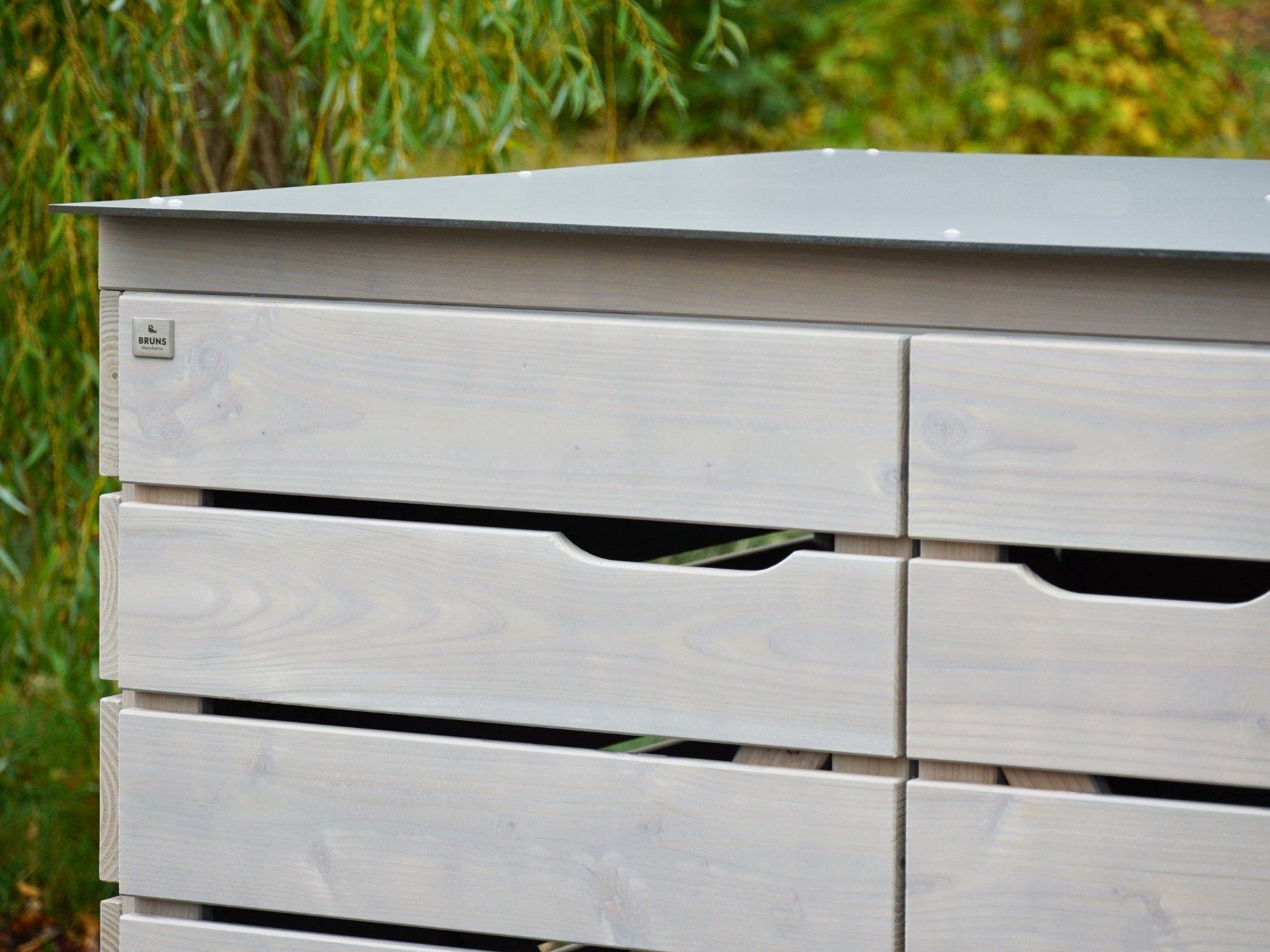 Detailfoto der 2er Kinderwagenbox Classic in Grau Geölt – rechter Bereich mit Magnetverschluss, Türen und HPL-Dach in Mittelgrau