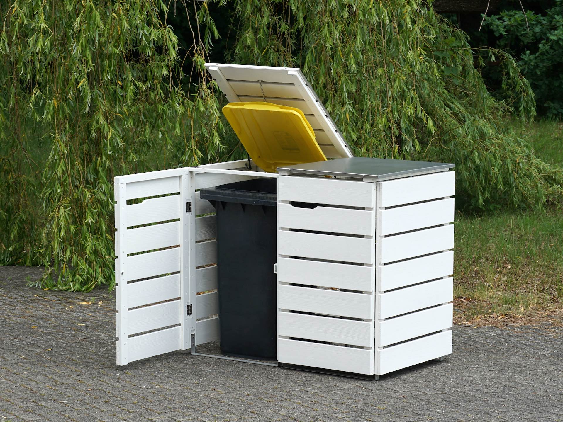 2er Mülltonnenbox in Weiß, von vorn rechts, linker Deckel und Tür geöffnet