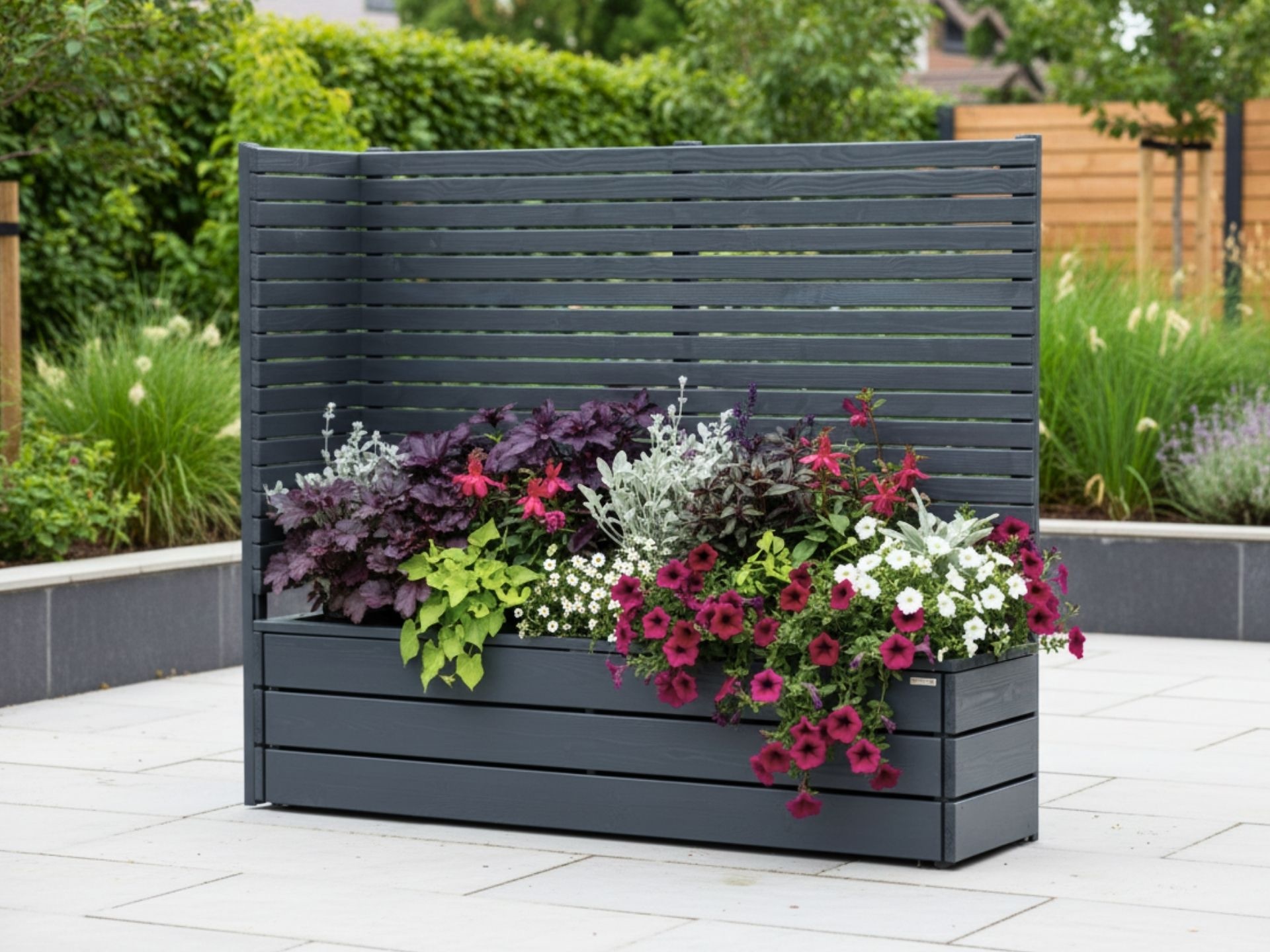 Pflanzkasten mit über Eck verlaufendem Sichtschutz in Anthrazit, moderne und platzsparende Lösung für Balkon, Terrasse oder Garten.