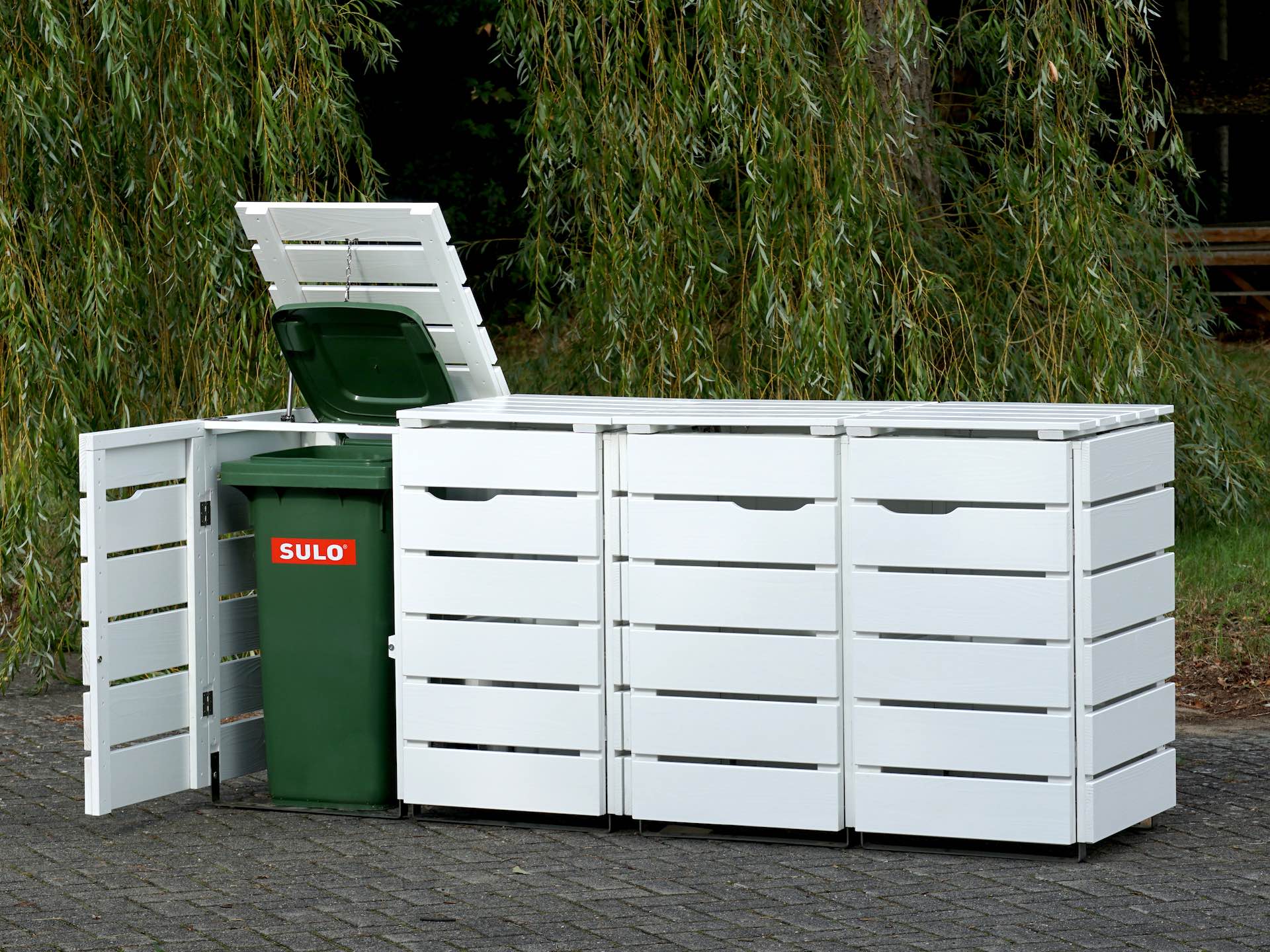4er Mülltonnenbox in Weiß, von vorn rechts, linker Deckel und Tür geöffnet