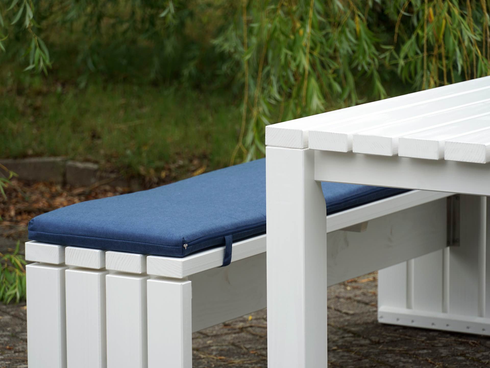 Detailaufnahme von Tisch und Bank im Set Classic Weiß mit sichtbarem Fugenbild