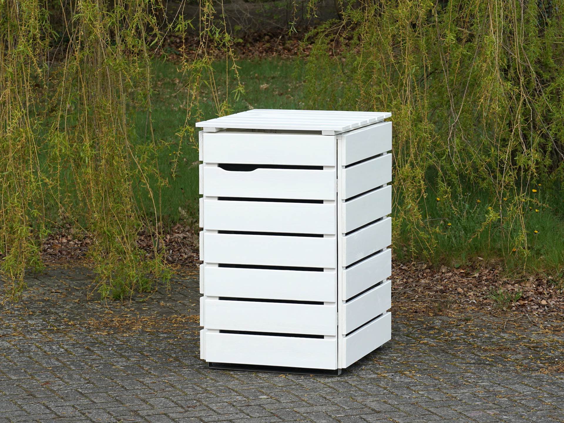 1er Mülltonnenbox 240 in Weiß, von vorn rechts, geschlossen