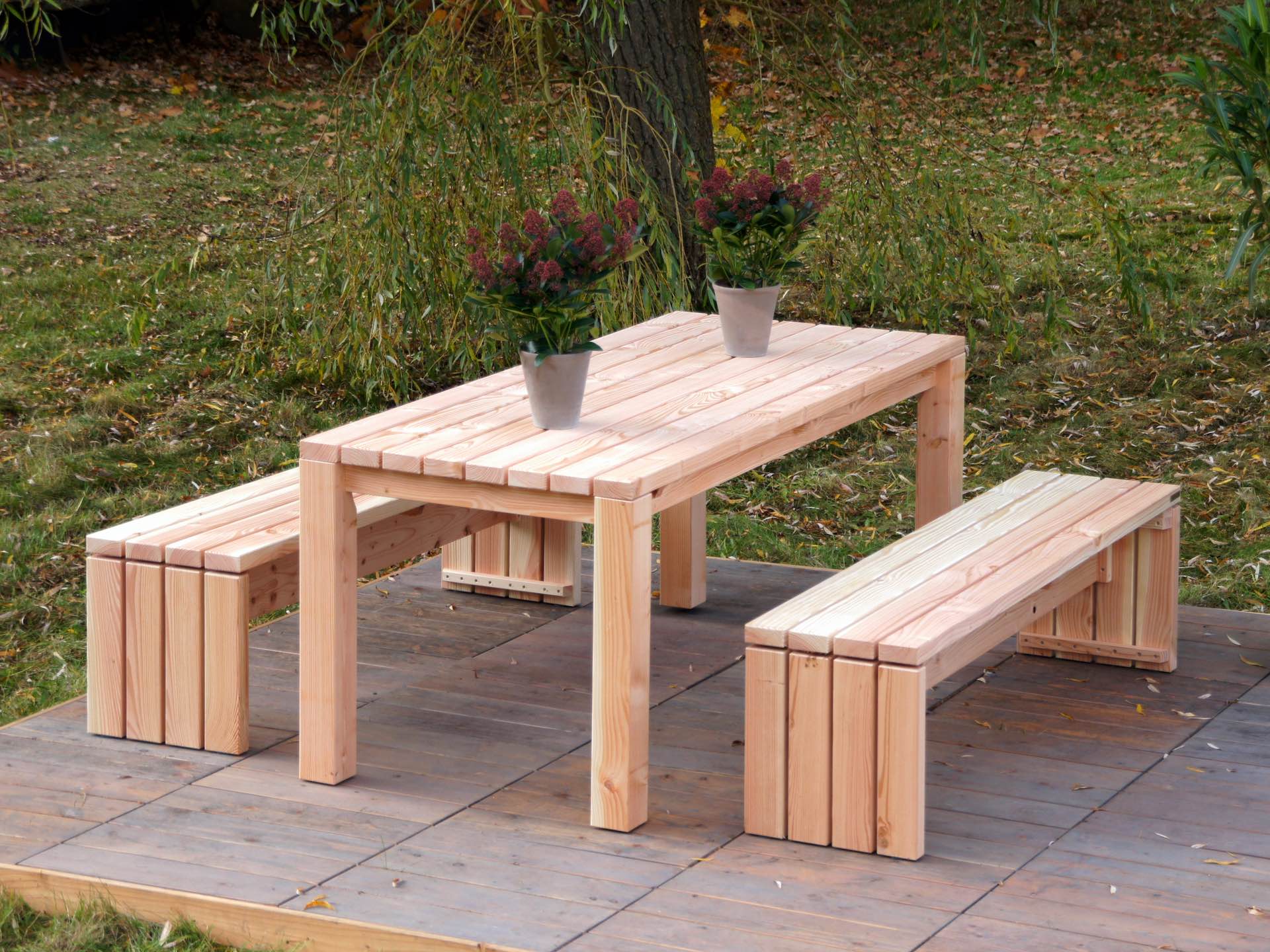 Gartenmöbel-Set Classic Natur aus Douglasie ohne Polster, gleiche Perspektive mit Pflanzkasten im Hintergrund