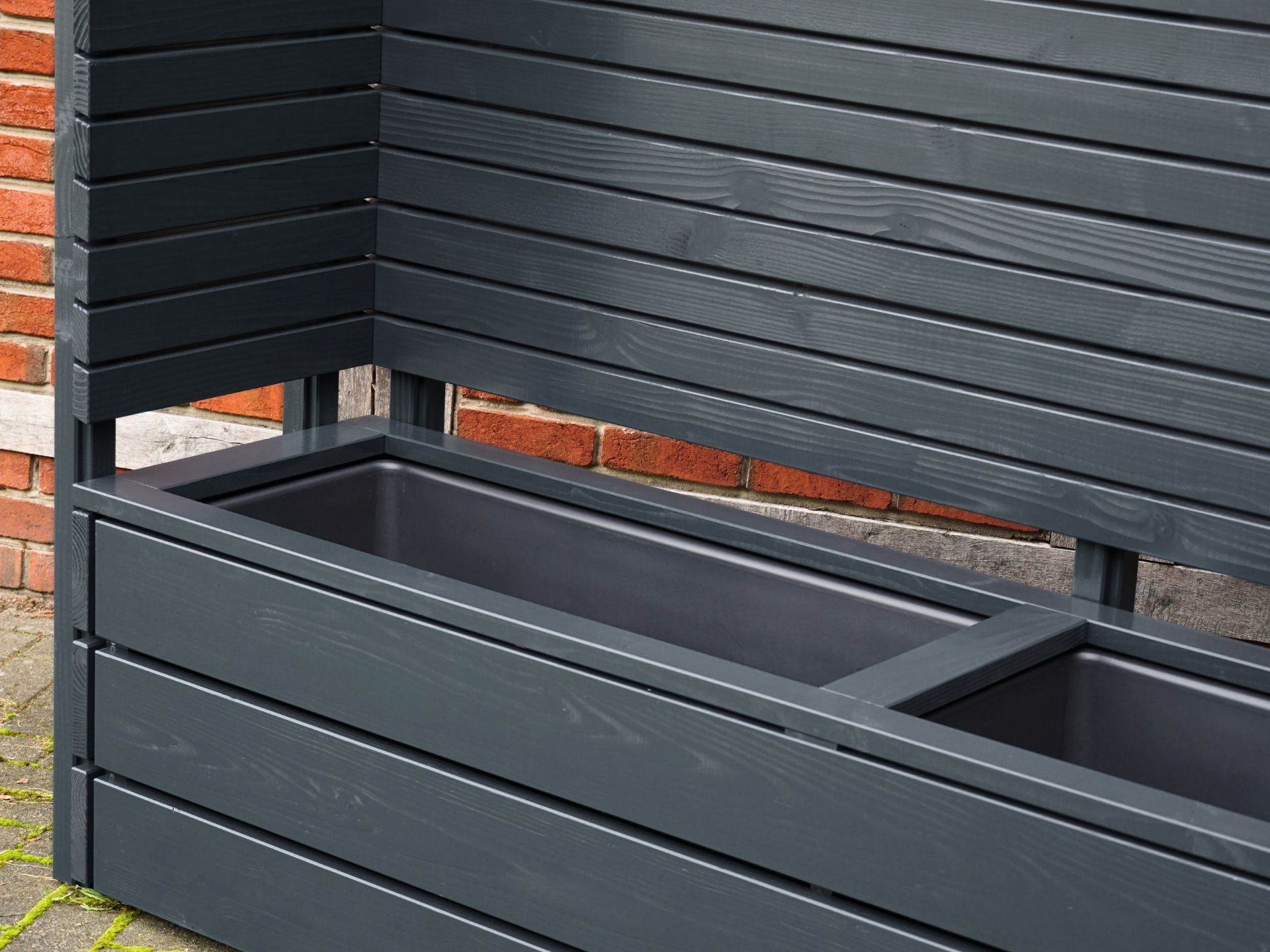 Detailaufnahme des Pflanzkastens Classic 2L mit zwei Kammern – jeweils mit passendem Pflanzeinsatz ausgestattet