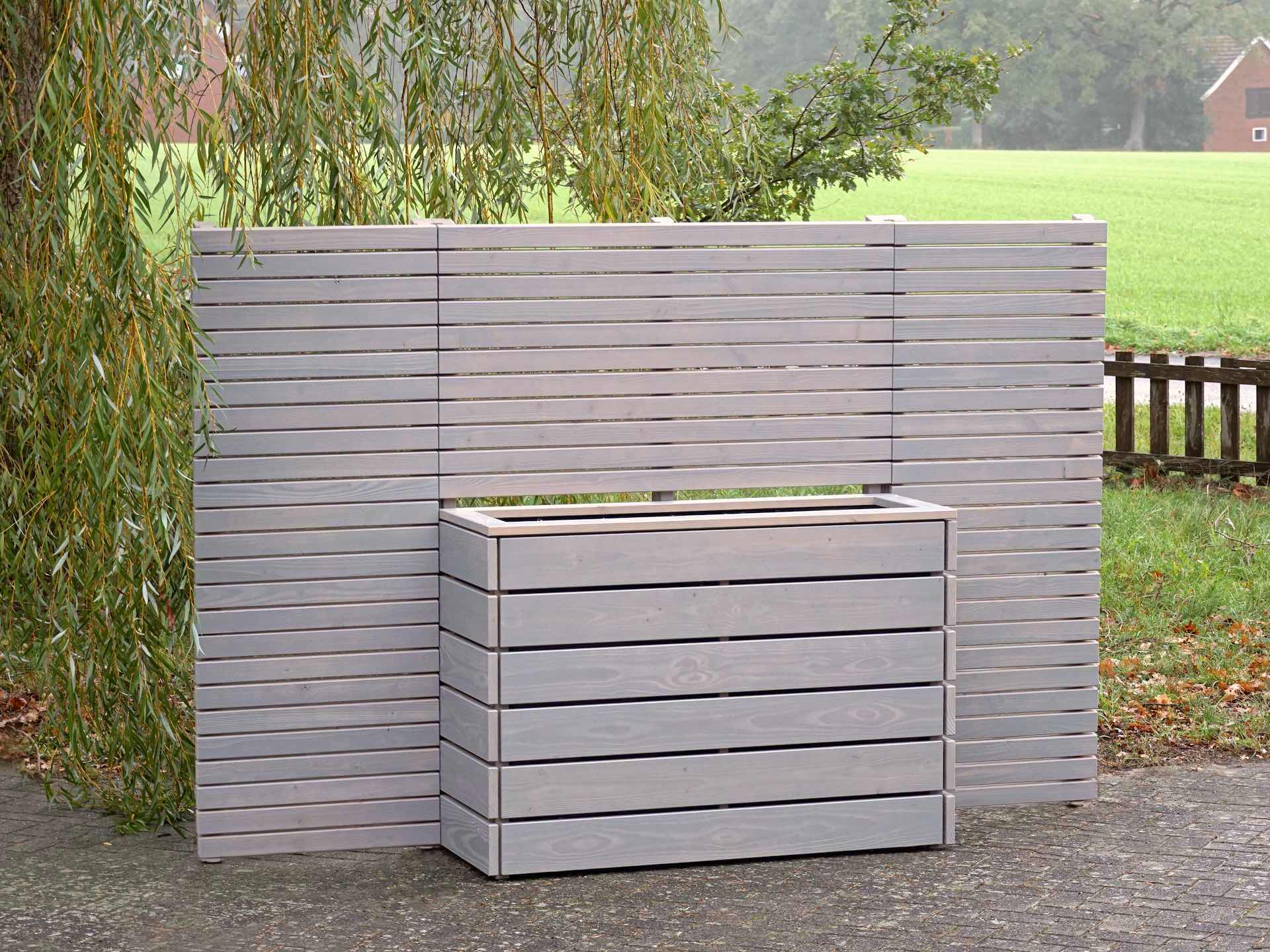 Pflanzkasten Classic mit A10-Sichtschutz und Erweiterungen – von vorn links aufgenommen, mit durchdachtem Design und natürlicher Oberfläche.