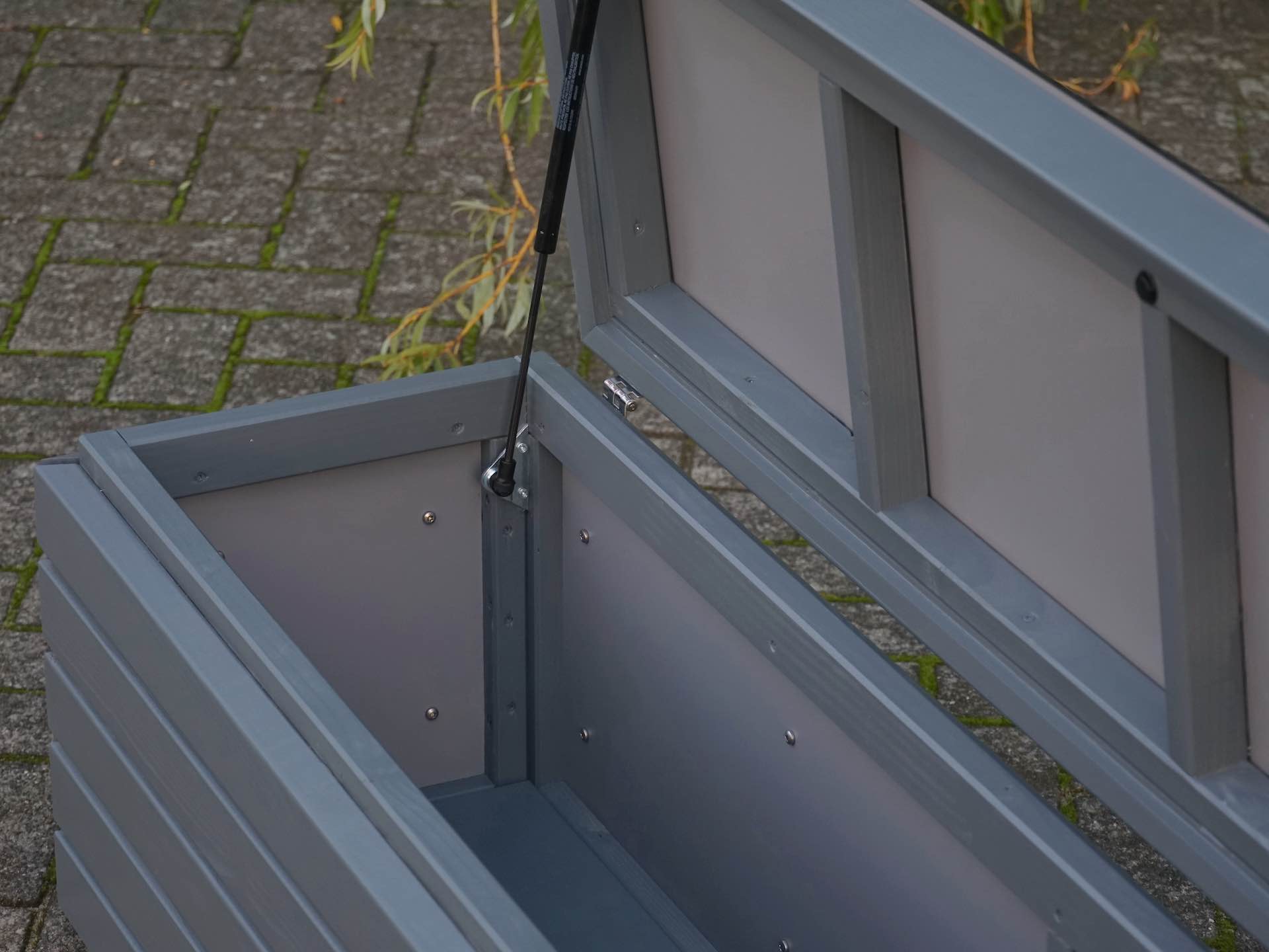 Blick in die Gartenbox mit HPL-Innenverkleidung und robustem Boden	