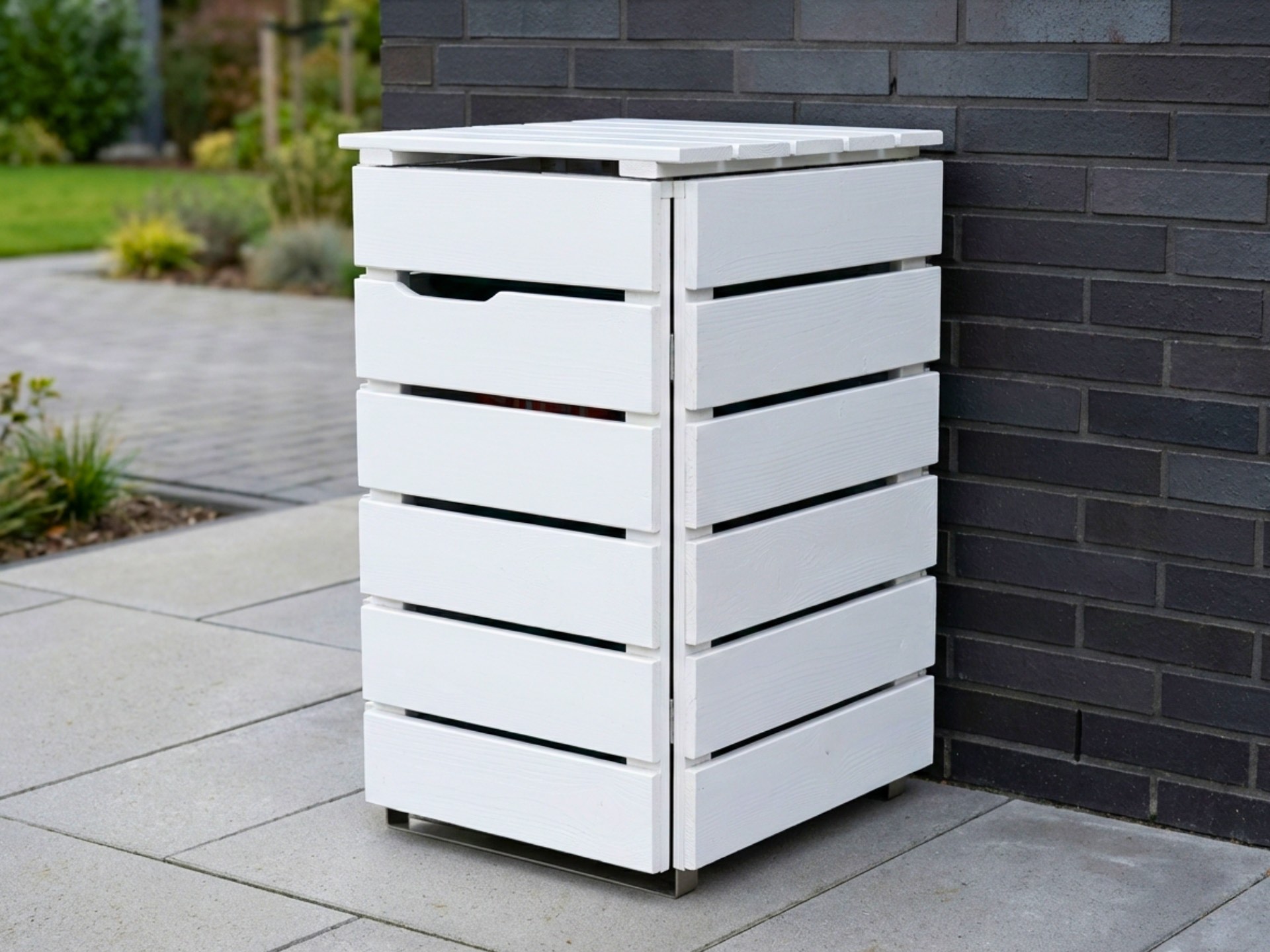 Weiße 1er Mülltonnenbox für 120-Liter-Tonnen als ordentliche Lösung für Vorgarten oder Einfahrt, montiert geliefert.