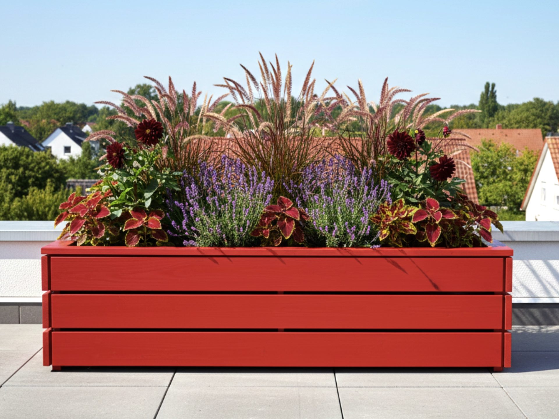 Maßgefertigter Pflanzkasten Classic 150×75×51 cm in Skandinavisch Rot, ideal für Sichtschutz durch dichte Bepflanzung.