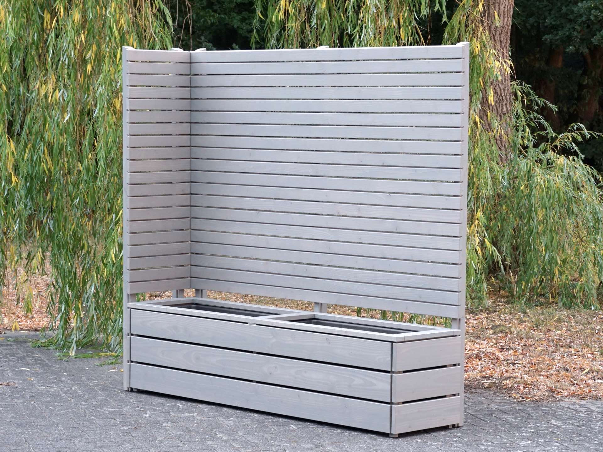 Gesamtansicht des Pflanzkastens Classic 218 mit Eck-Sichtschutz A10 in Oberfläche Grau Geölt