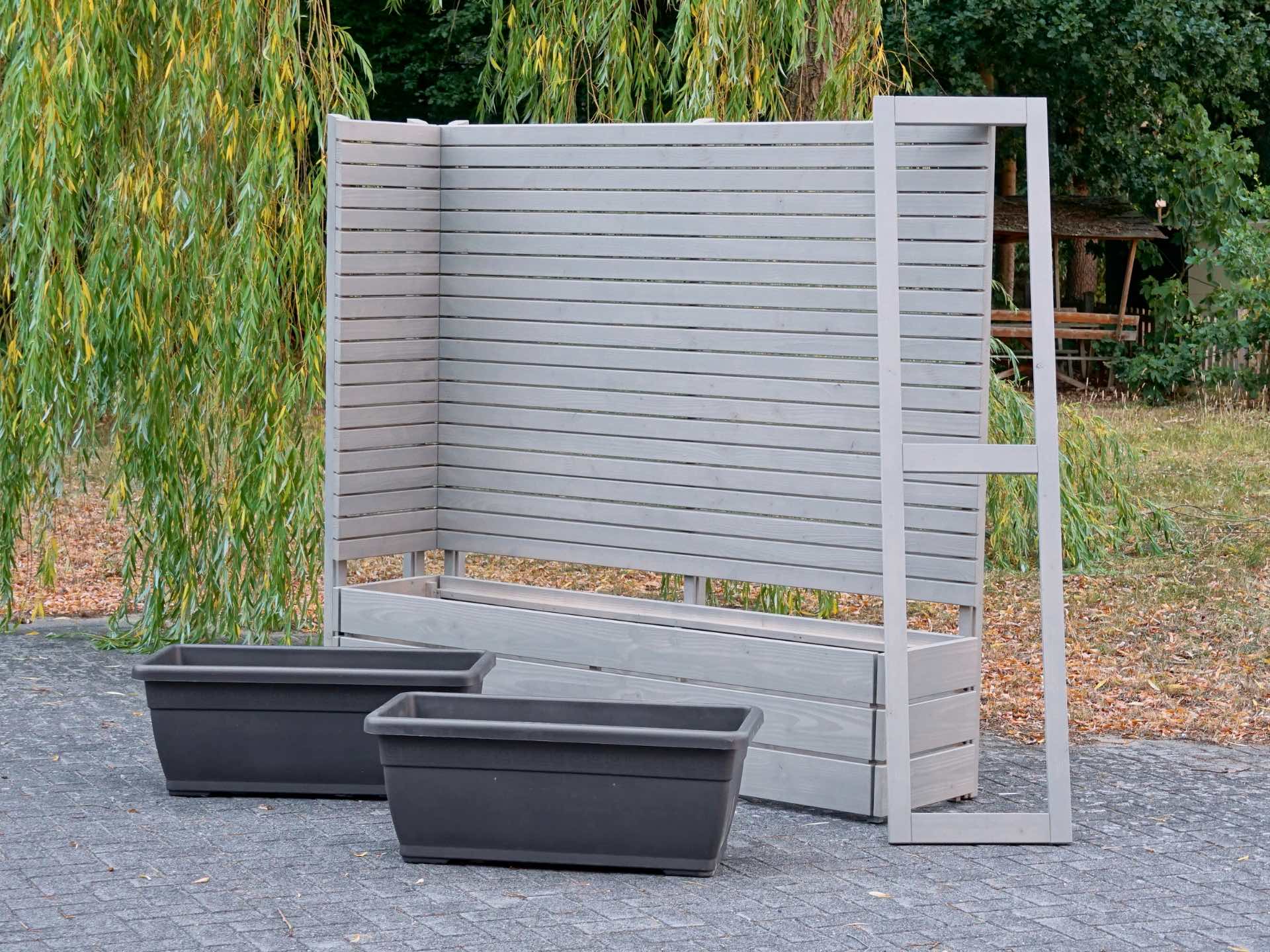 Gesamtansicht des Pflanzkastens Classic 218 mit Sichtschutz, herausnehmbaren Pflanzeinsätzen und Rahmen davor platziert