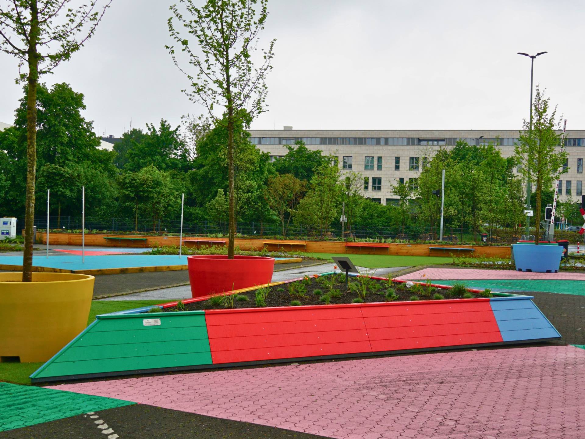 Großes dreieckiges Hochbeet in bunten Logo-Farben der Landesgartenschau Neuss 2026 in Neuss.