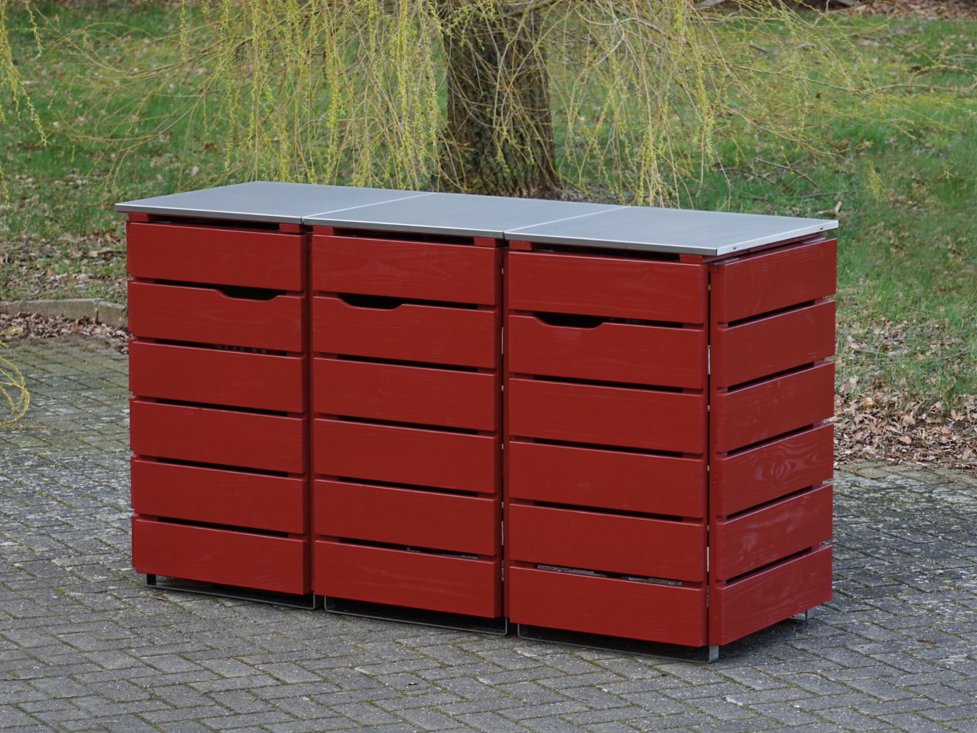 3er Mülltonnenbox in Nordisch Rot mit Edelstahl-Deckel, von vorn rechts, geschlossen