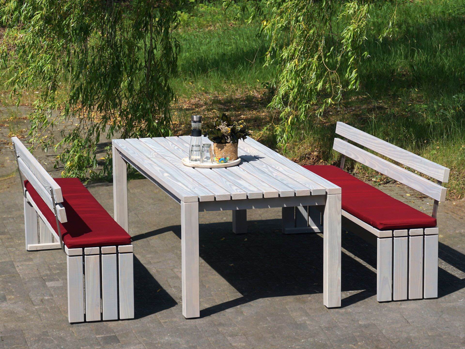 Gartenmöbel-Set Classic in grau geölter Douglasie mit roten Polstern, Gesamtansicht von oben aus leichter Schräge