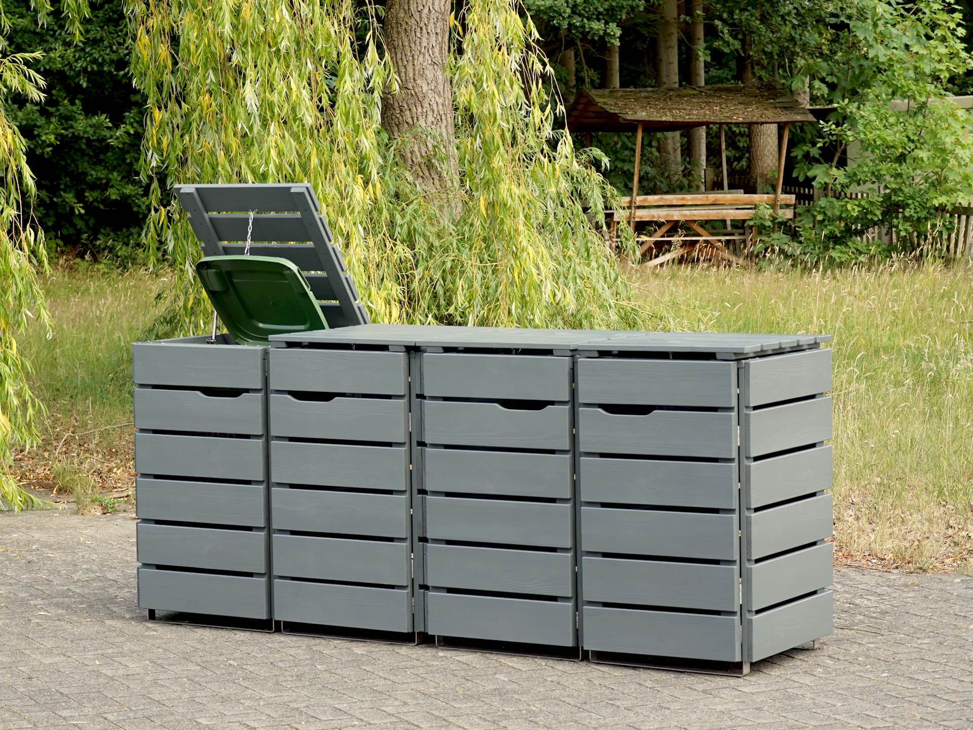 4er Mülltonnenbox in Grau, von vorn rechts, linker Deckel geöffnet