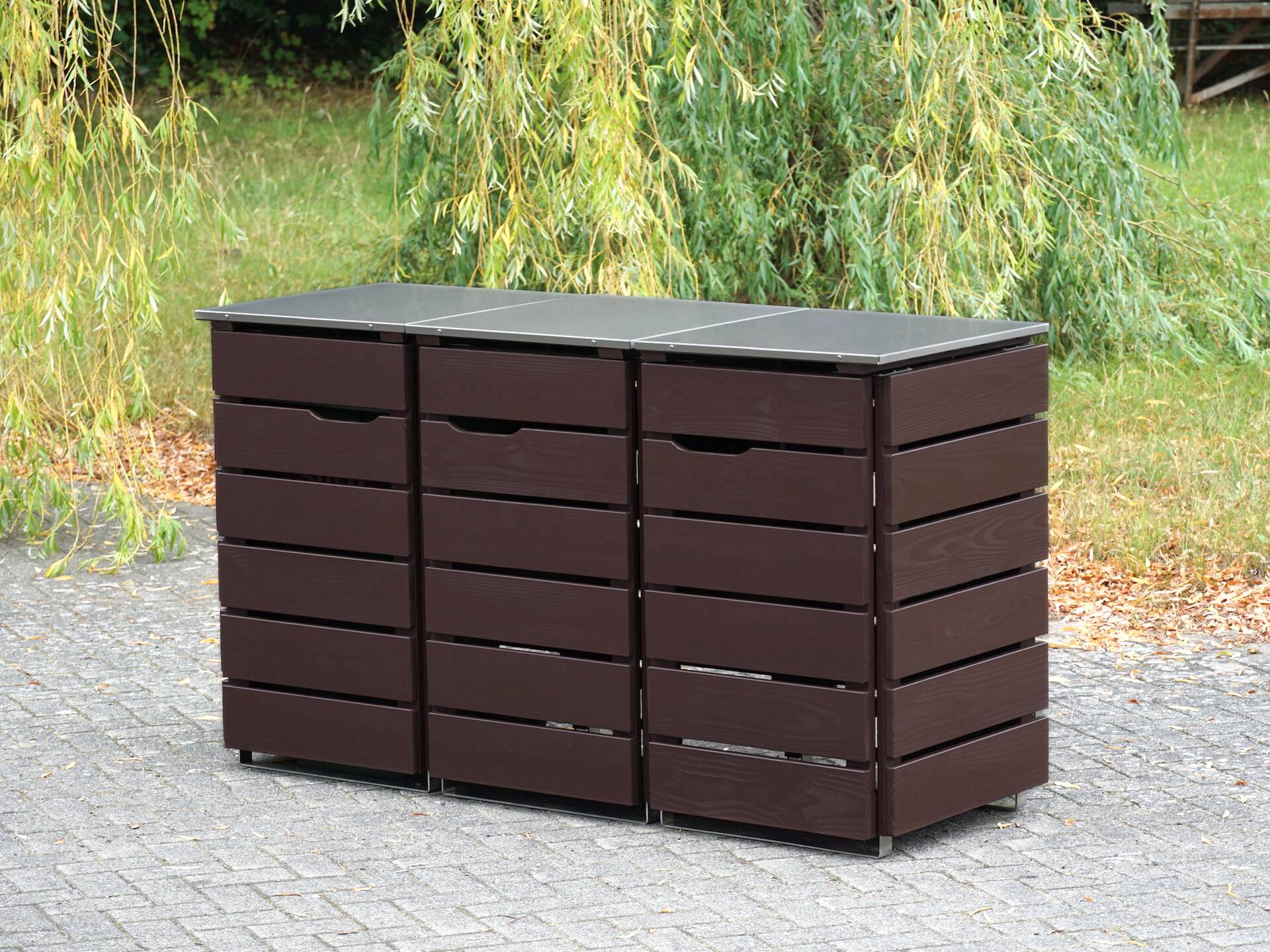 3er Mülltonnenbox in Dunkelbraun, von vorn rechts, geschlossen