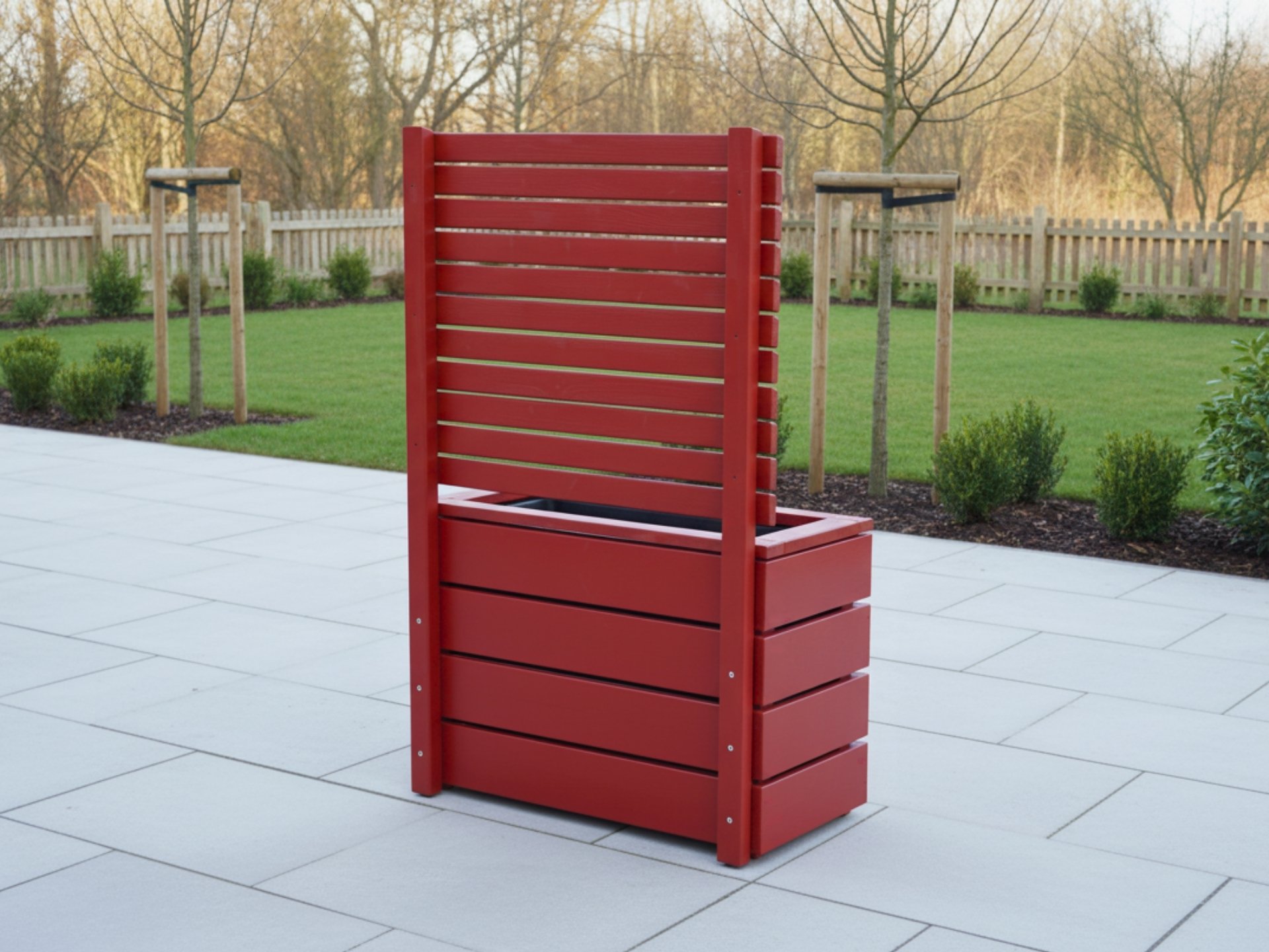 Rückseite des Pflanzkastens mit Sichtschutz A10 – solide Pfostenstruktur und geschlossene Rückwand sichtbar